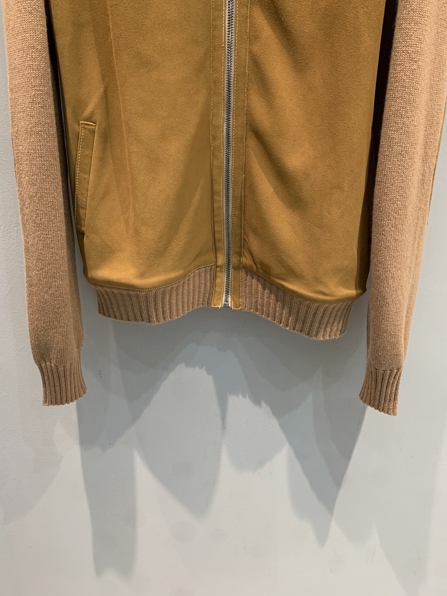 新款🔥出货啦📢 大货实拍 Miumi*2025秋冬新款时髦复古廘皮拼接针织外套。麂皮+针织拼接，琥珀棕色