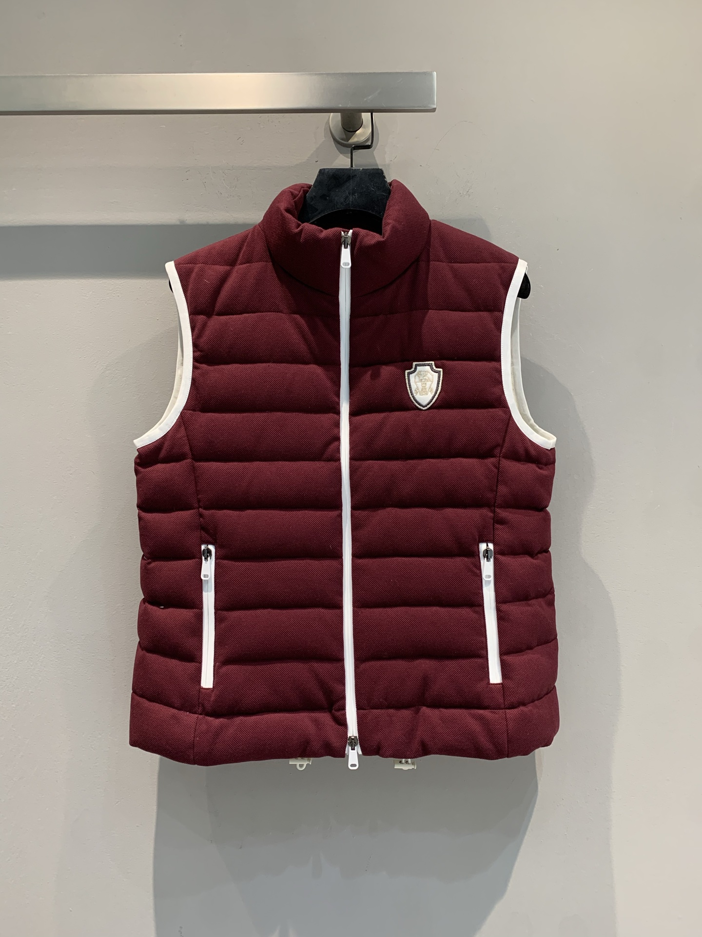 NO:560264,Equipped with dust bag, the new model has shipped. Actual photos. BC2025 new autumn and winter sports style tennis series down vest. Main color is burgundy + white zipper, simple and high-end. High-density down filling, perfect warmth retention, very suitable for autumn and winter. Light sports style design, easy to control for daily leisure or light exercise, elegant and energetic. Emblem embellishment on the chest, full of details. Various sizes, suitable for different body types, looks great with shirts or sweaters, can be worn for commuting and leisure!  Size SML,,shirts,down jacket,alexander wang19860909配防尘袋新款出货啦大货实拍 BC2025秋冬新款运动风网球系列羽绒马甲.酒红色主色+白色拉链,简约又高级.高密度羽绒填充,保暖力满分,秋冬穿超合适.轻运动风设计,日常休闲或轻运动都能轻松驾驭,优雅又活力.胸前徽章点缀,细节感拉满.尺码多样,适合不同体型,搭配衬衫或针织衫都很出彩,通勤休闲都能穿! 码数SML,,shirts,down jacket,alexander wang,Women's clothing