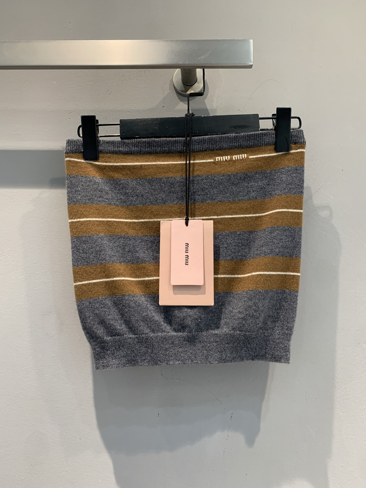 NO:560252,New models are on the way, real shots of large quantities  Miumi*2025 new fashionable retro contrasting striped tube top for autumn and winter. It is made of cashmere and is soft and skin-friendly. It is super comfortable to wear in autumn and winter! The gray + brown striped design is retro and fashionable. It is great to wear alone or layered. The tube top style highlights the neck line and is very layered when paired with turtlenecks and jackets. It can be easily used for commuting and leisure. Cashmere is warm and light. It is recommended to hand wash or dry clean and avoid high-temperature ironing~ Size SML,, miumiu, jackets &  coats,sweaters,alexander wang19860909新款出货啦大货实拍 Miumi*2025秋冬新款时髦复古撞色条纹抹胸背心,山羊绒材质,柔软亲肤,秋冬穿超舒服!灰+棕色条纹设计,复古又时髦,单穿或叠搭都很出彩计.抹胸款式凸显颈部线条,搭配高领毛衣、外套都很有层次感,通勤休闲都能轻松驾驭.山羊绒保暖又轻盈,建议手洗或干洗,避免高温熨烫哦~码数SML,,miumiu,jackets & coats,sweaters,alexander wang,Women's clothing