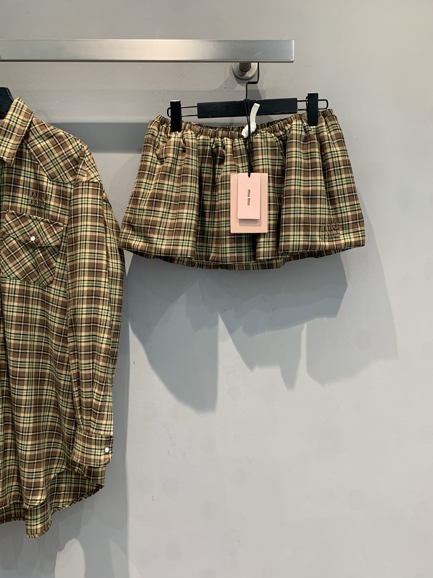 NO:560245,The new model is on the way. Actual shots of large quantities.  Miumi*2025 new autumn and winter British style retro versatile wool plaid skirt. It adopts a classic brown and yellow plaid design, full of retro British style, an umbrella-shaped high-waisted A-line version that shows leg length, and drawstring details at the waist to enhance comfort and design. Sheep wool fabric is soft and skin-friendly, autumn and winter  It is very suitable for outfits. Pair it with a cashmere sweater or a corduroy jacket, and you can easily get a college girly or sweet cool style. It can be used for daily commuting, dating, and leisure. It is a must-have and versatile item for the autumn and winter wardrobe. Size SML, miumiu, skirts, jackets  & coats,alexander wang19860909新款出货啦M大货实拍 Miumi*2025秋冬新款英伦风复古百搭羊毛格纹半裙.采用经典棕黄格纹设计,复古英伦风满满,伞形高腰A字版型超显腿长,腰部抽绳细节提升舒适度和设计感计.绵羊毛面料柔软亲肤,秋冬穿搭超适合,搭配羊绒针织衫或灯芯绒夹克,轻松get学院少女感或甜酷风.日常通勤、约会、休闲都能驾驭,是秋冬衣橱必备百搭单品.码数SML,,miumiu,skirts,jackets & coats,alexander wang,Women's clothing