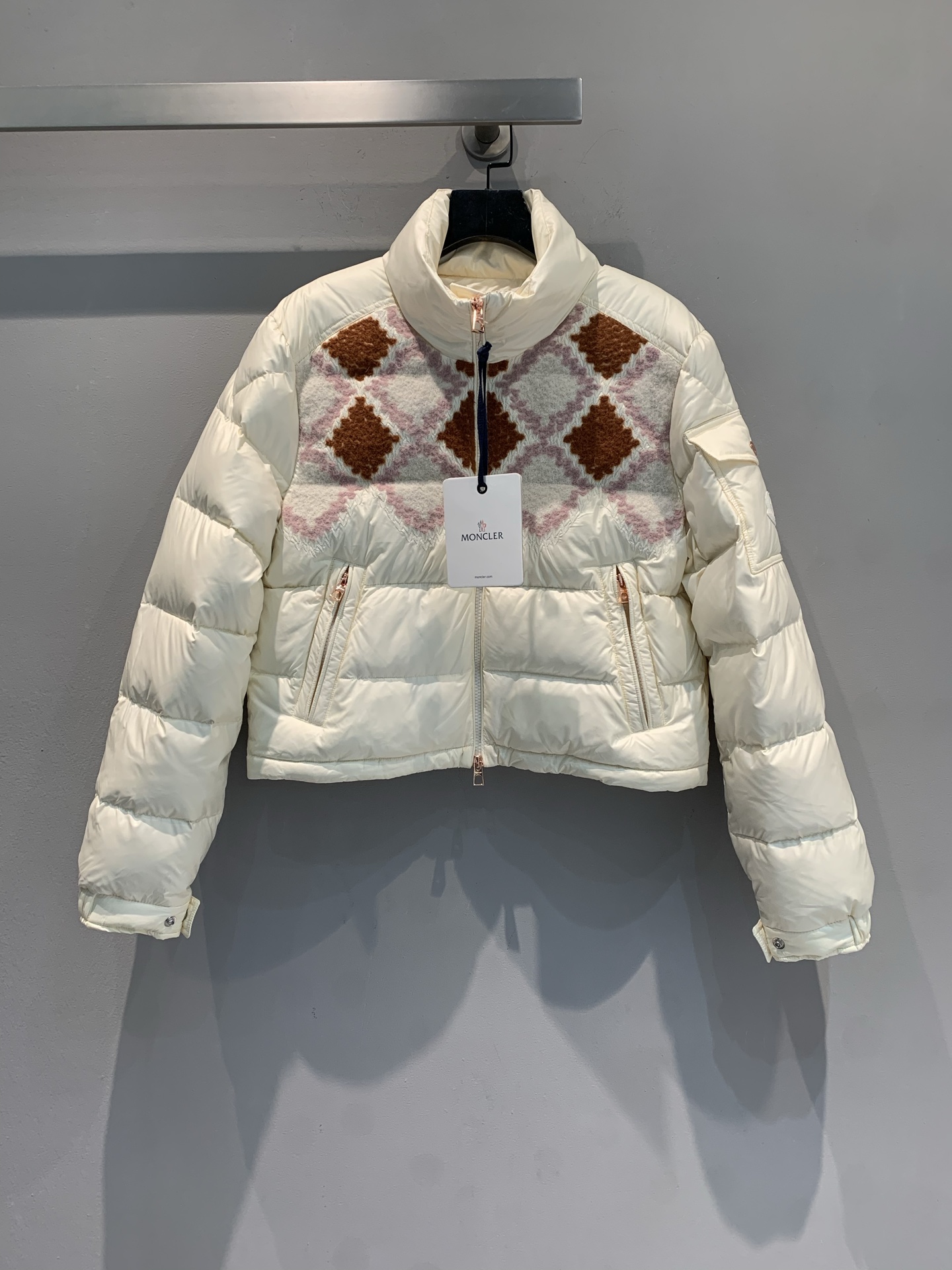 NO:560228,Equipped with dust bag, the new model is shipped. M real shot of the product. Moncle*2025 new autumn and winter Megara short down jacket. Creamy white rhombus pattern + pink brown geometric embroidery, full of autumn and winter atmosphere! High-quality white goose down filling, strong warmth retention, windproof and waterproof outer layer, short cut, super tall, looks great with high-waisted pants or skirts. Wool trim + exquisite embroidery, perfect details, can be worn for commuting and leisure, practical and fashionable, it is a must-have item for autumn and winter wardrobe!  Size 1 2 3,,skirts,down jacket,alexander wang19860909配防尘袋新款出货啦M大货实拍 Moncle*2025秋冬新款 Megara短款羽绒服.奶油白菱格纹+粉棕几何刺绣,秋冬氛围感拉满!高品质白鹅绒填充,保暖力强,外层防风防水,短款剪裁超显高,搭配高腰裤或裙装都很出彩羊毛边饰+精致刺绣,细节满分,通勤休闲都能穿,实用又时髦,是秋冬衣橱必备单品! 码数1 2 3,,skirts,down jacket,alexander wang,Women's clothing