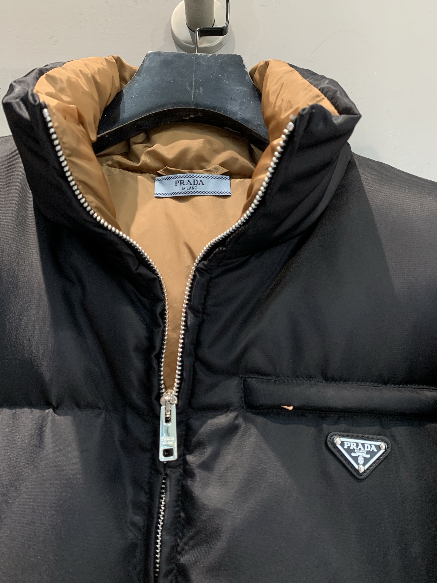 新款🔥出货啦📢 大货实拍 Prad*2025秋冬新款时髦百搭立领三角标中长款羽绒服，黑色亮面尼龙+90%