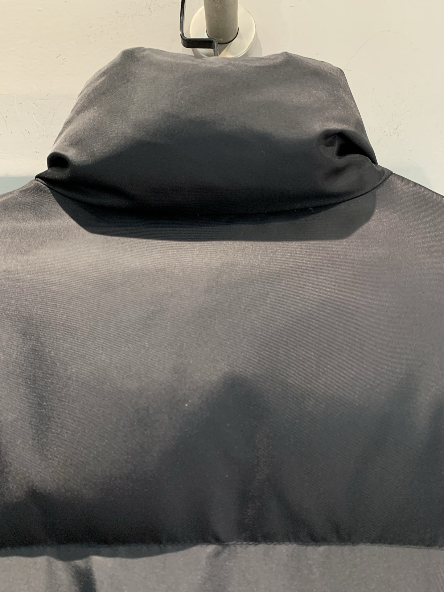 新款🔥出货啦📢 大货实拍 Prad*2025秋冬新款时髦百搭立领三角标中长款羽绒服，黑色亮面尼龙+90%