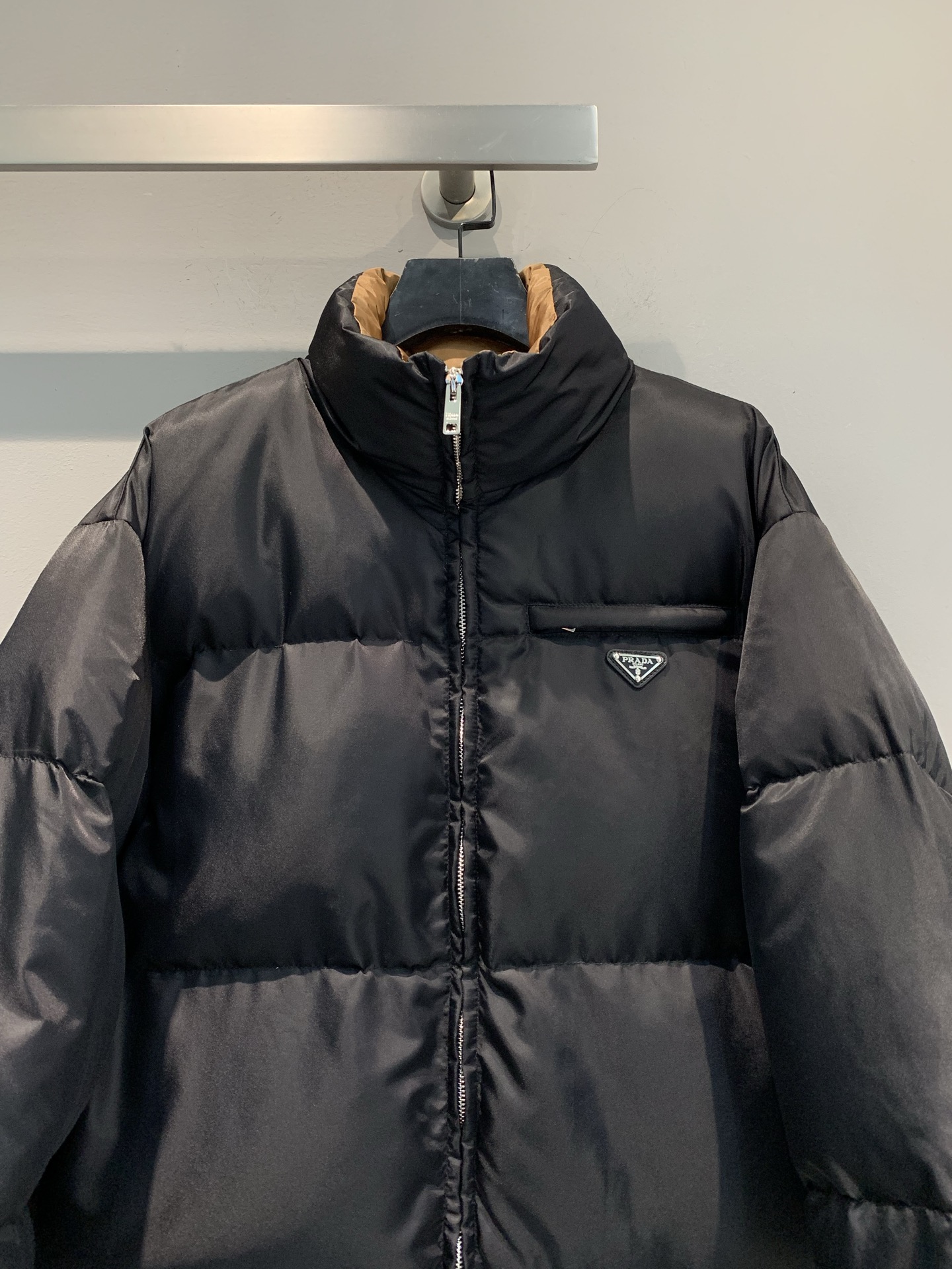新款🔥出货啦📢 大货实拍 Prad*2025秋冬新款时髦百搭立领三角标中长款羽绒服，黑色亮面尼龙+90%