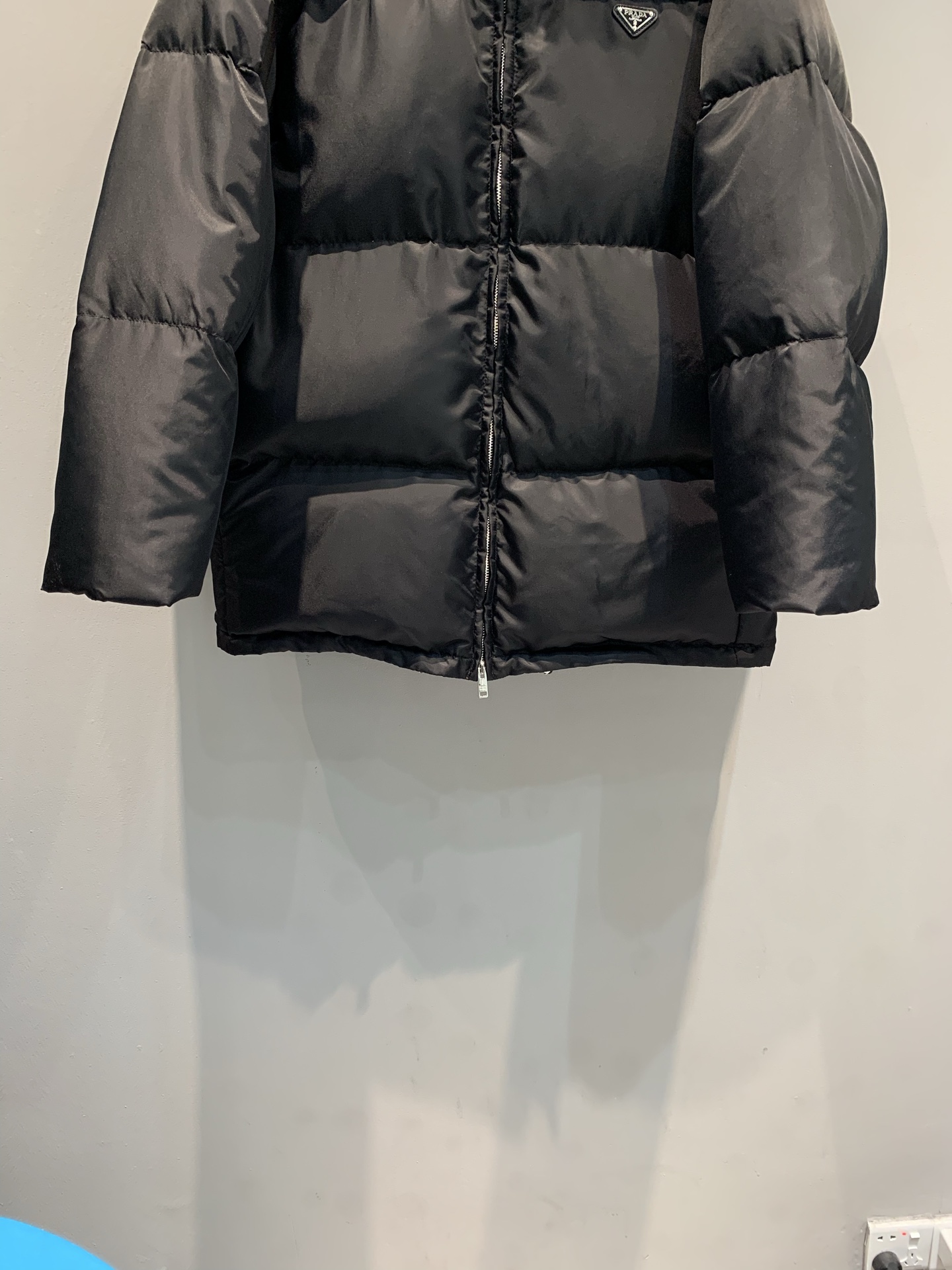 新款🔥出货啦📢 大货实拍 Prad*2025秋冬新款时髦百搭立领三角标中长款羽绒服，黑色亮面尼龙+90%
