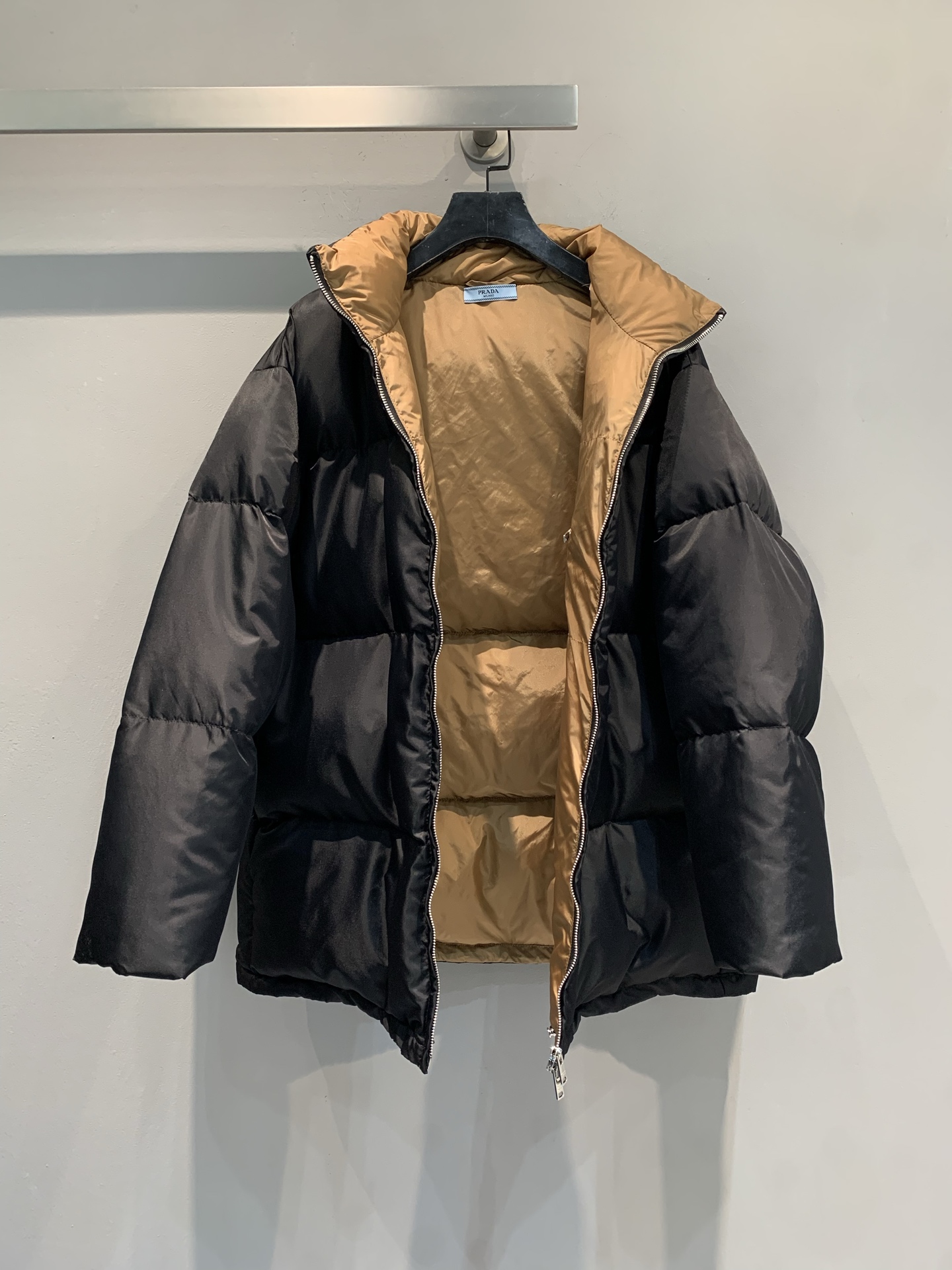 新款🔥出货啦📢 大货实拍 Prad*2025秋冬新款时髦百搭立领三角标中长款羽绒服，黑色亮面尼龙+90%