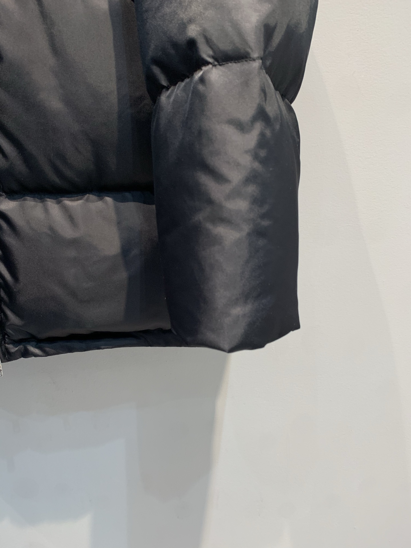 新款🔥出货啦📢 大货实拍 Prad*2025秋冬新款时髦百搭立领三角标中长款羽绒服，黑色亮面尼龙+90%