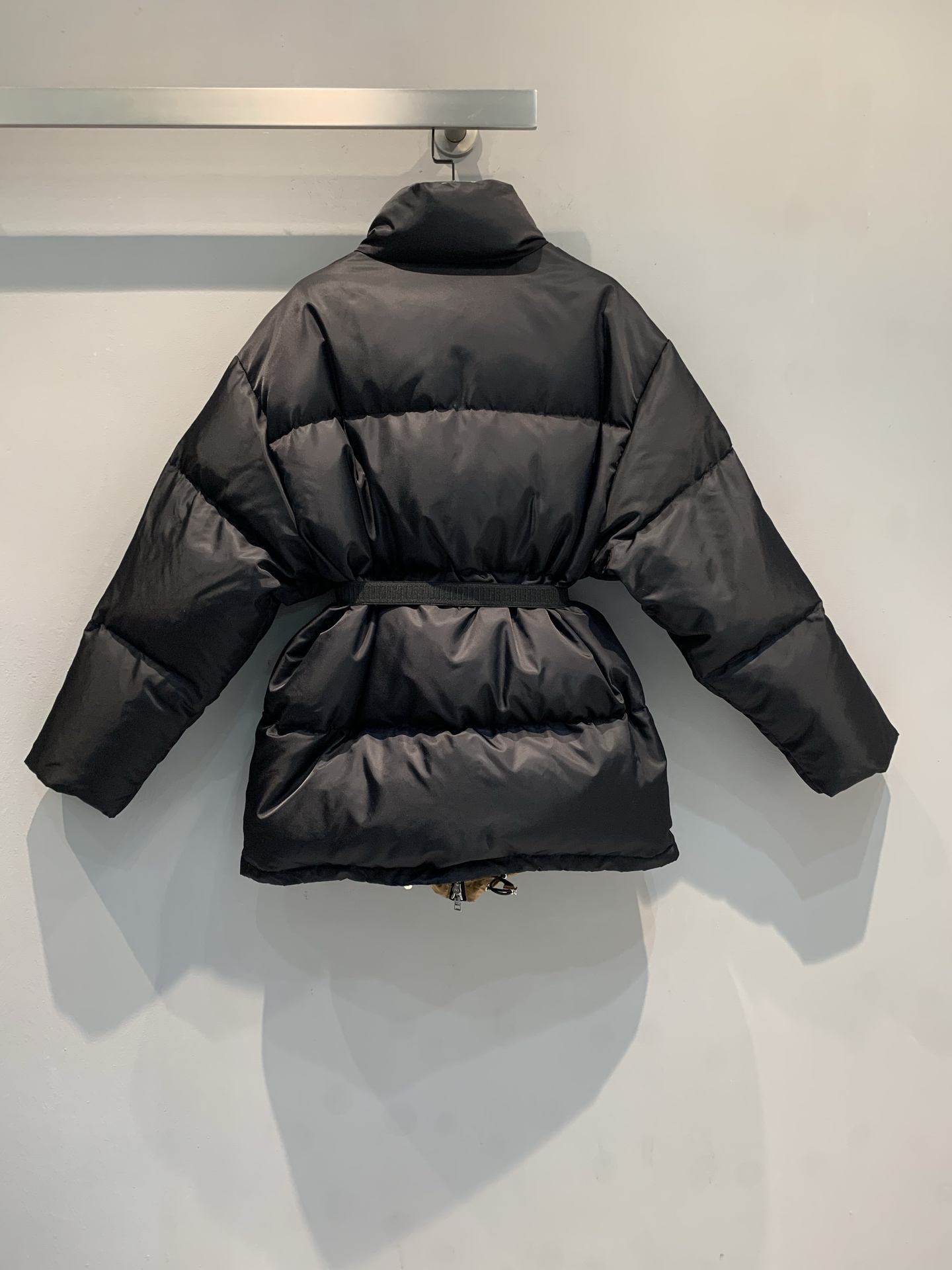 新款🔥出货啦📢 大货实拍 Prad*2025秋冬新款时髦百搭立领三角标中长款羽绒服，黑色亮面尼龙+90%