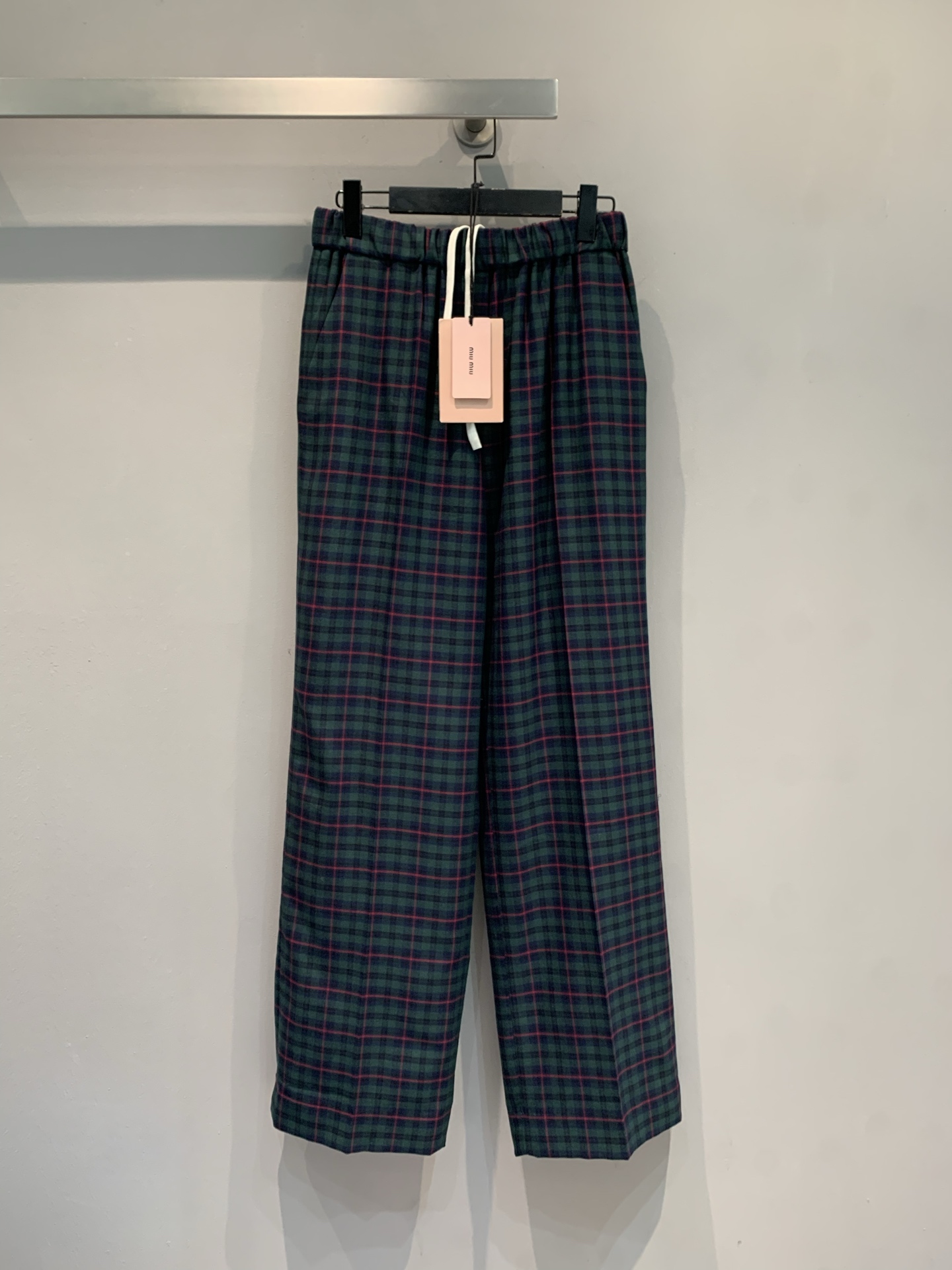 NO:560265,New models are shipped, real shots. Miumi*2025 new autumn and winter college style fashionable retro lace-up wool plaid casual pants. Cotton wool material is draped and comfortable, retro blue and green plaid + red lines, full of college style. The drawstring elastic waist design is suitable for all kinds of body shapes. The wide-leg pants shape modifies the leg lines. They are great for daily wear or layering! Can be paired with shirts from the same series, or can be worn alone with simple tops, easily switch between retro or casual style, fashionable and practical~  Size SML,,miumiu,shirts,alexander wang19860909新款出货啦大货实拍 Miumi*2025秋冬新款学院风时髦复古系带羊毛格纹休闲裤,棉羊毛材质垂顺舒适,复古蓝绿格纹+红色线条,学院风满满汁.抽绳松紧腰设计,适合各种身材,阔腿裤型修饰腿部线条,日常穿搭或叠穿都很出彩!可搭配同系列衬衫,也能单独搭配简约上衣,轻松切换复古or休闲风,时髦又实用~ 码数SML,,miumiu,shirts,alexander wang,Women's clothing