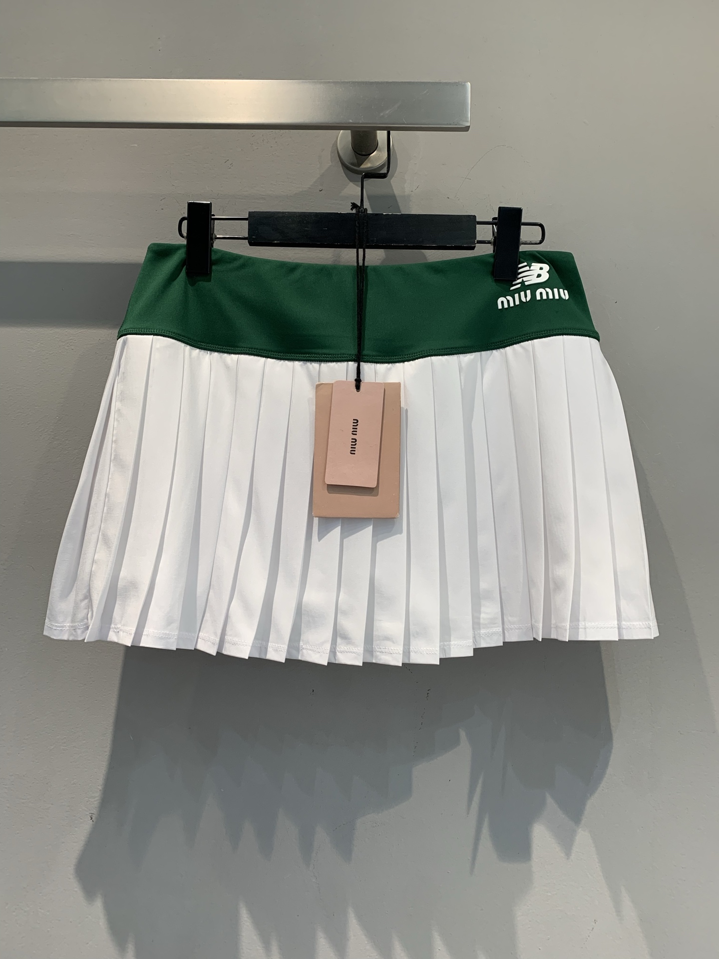 NO:560286,The new model has been shipped. The Miumi*New Balance co-branded tennis series pleated sports skirt. It focuses on combining sports and fashion. The technical fabric is light and breathable, and the elastic waist design is comfortable to wear, suitable for sports or daily leisure. The pleated skirt is flexible and looks great with sports tops or knitted cardigans, easily creating a sweet and cool sports style. Inspired by tennis culture, practical and fashionable, it is a highlight item in the sports field and street! Size SML,, miumiu, skirts, alexander wang19860909新款出货啦大货实拍 Miumi*New Balance联名网球系列百褶运动短裙.主打运动与时尚结合.科技面料轻盈透气,松紧腰设计穿着舒适,适合运动或日常休闲.裙摆百褶灵动,搭配运动上衣或针织开衫都很出彩,轻松打造甜酷运动风.灵感源自网球文化,实用又时髦,是运动场和街头的亮点单品! 码数SML,,miumiu,skirts,alexander wang,Women's clothing