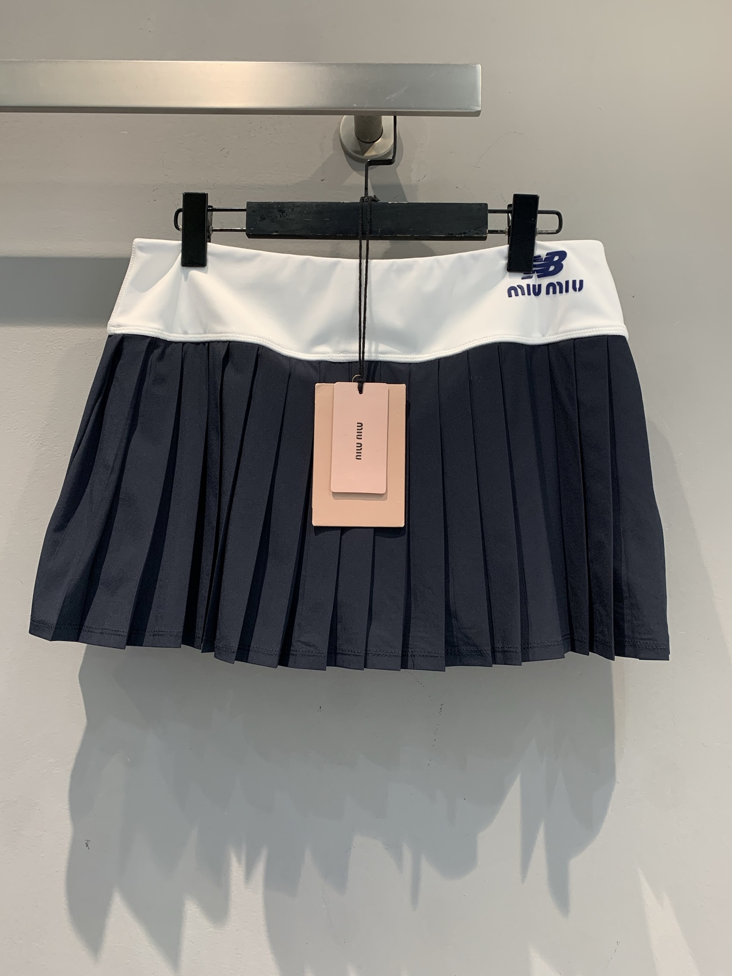 NO:560296,The new model has been shipped, real shot. Miumi*New Balance co-branded tennis series pleated sports skirt. It focuses on combining sports and fashion. The technical fabric is light and breathable, and the elastic waist design is comfortable to wear, suitable for sports or daily leisure. The pleated skirt is flexible and looks great with sports tops or knitted cardigans, easily creating a sweet and cool sports style. Inspired by tennis culture, practical and fashionable, it is a highlight item in the sports field and street! Size SML,, miumiu, skirts, alexander wang19860909新款出货啦 大货实拍 Miumi*New Balance联名网球系列百褶运动短裙.主打运动与时尚结合.科技面料轻盈透气,松紧腰设计穿着舒适,适合运动或日常休闲.裙摆百褶灵动,搭配运动上衣或针织开衫都很出彩,轻松打造甜酷运动风.灵感源自网球文化,实用又时髦,是运动场和街头的亮点单品! 码数SML,,miumiu,skirts,alexander wang,Women's clothing