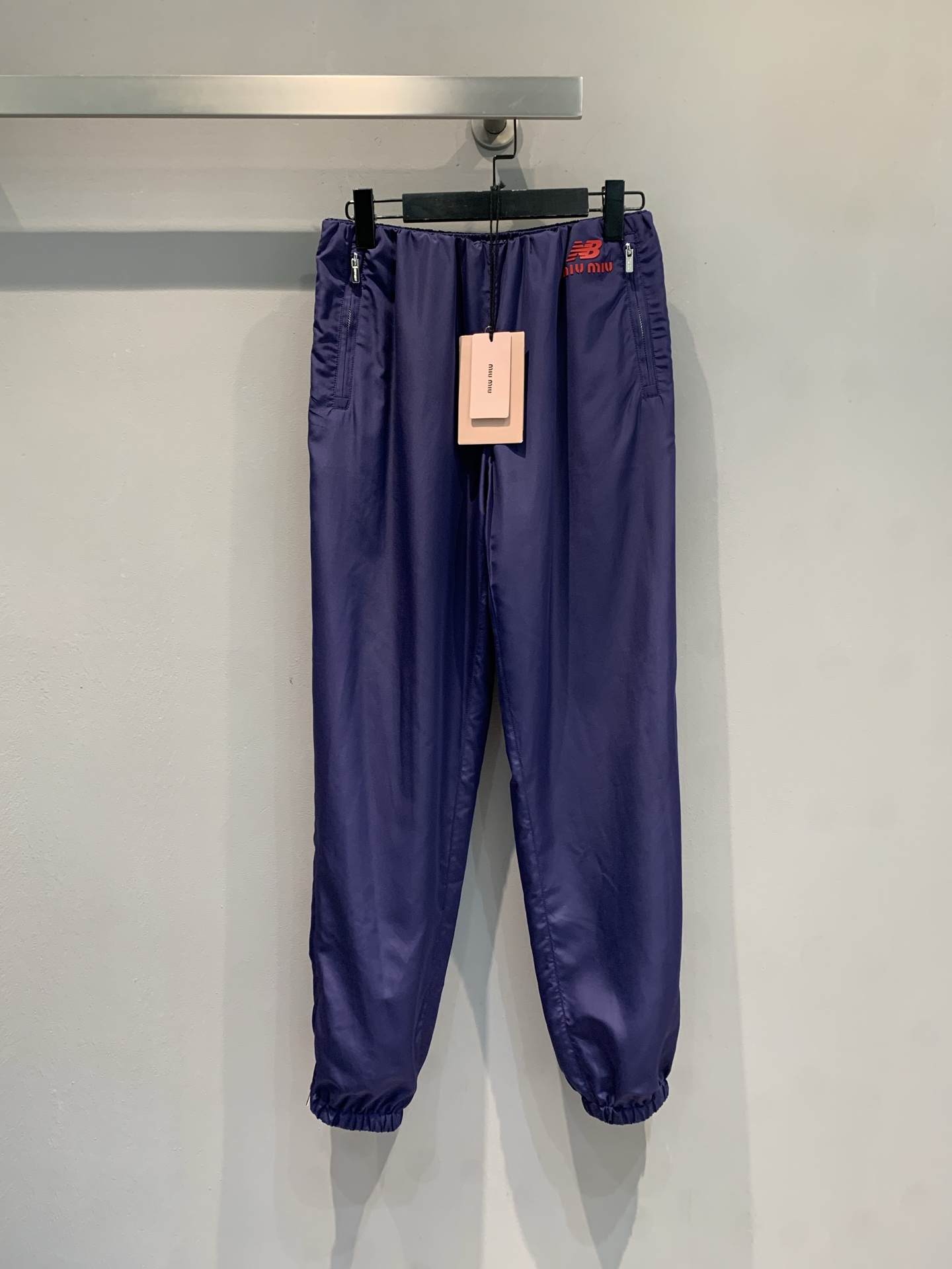 NO:560281,The new model is shipped. Actual photos of Miumi*New Balance co-branded sports trousers, dark purple technical fabric, light and breathable, suitable for sports and leisure! Elastic waist + leg cuff, comfortable and flexible, suitable for daily wear or tennis. The trouser legs have NB logo, simple and recognizable, functional and fashionable, a must-have item for tennis season, loved by sports enthusiasts and fashion players! Size SML,, miumiu, alexander wang19860909新款出货啦 大货实拍 Miumi*New Balance联名运动长裤,深紫色科技面料,轻便透气,运动休闲都OK!松紧腰+束脚裤口,舒适又灵活,日常穿搭或网球运动都很适合P.裤腿有NB标志,简约又有辨识度,功能性与时尚感兼具,网球季必备单品,运动爱好者和时尚玩家都超爱! 码数SML,,miumiu,alexander wang,Women's clothing