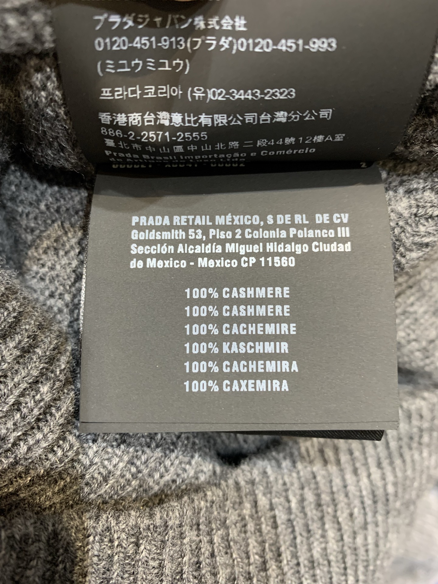 新款🔥出货啦📢 大货实拍 Miumi*2025秋冬新款石板灰半开领羊绒针织衫，选用高品质羊绒纱线，柔软亲