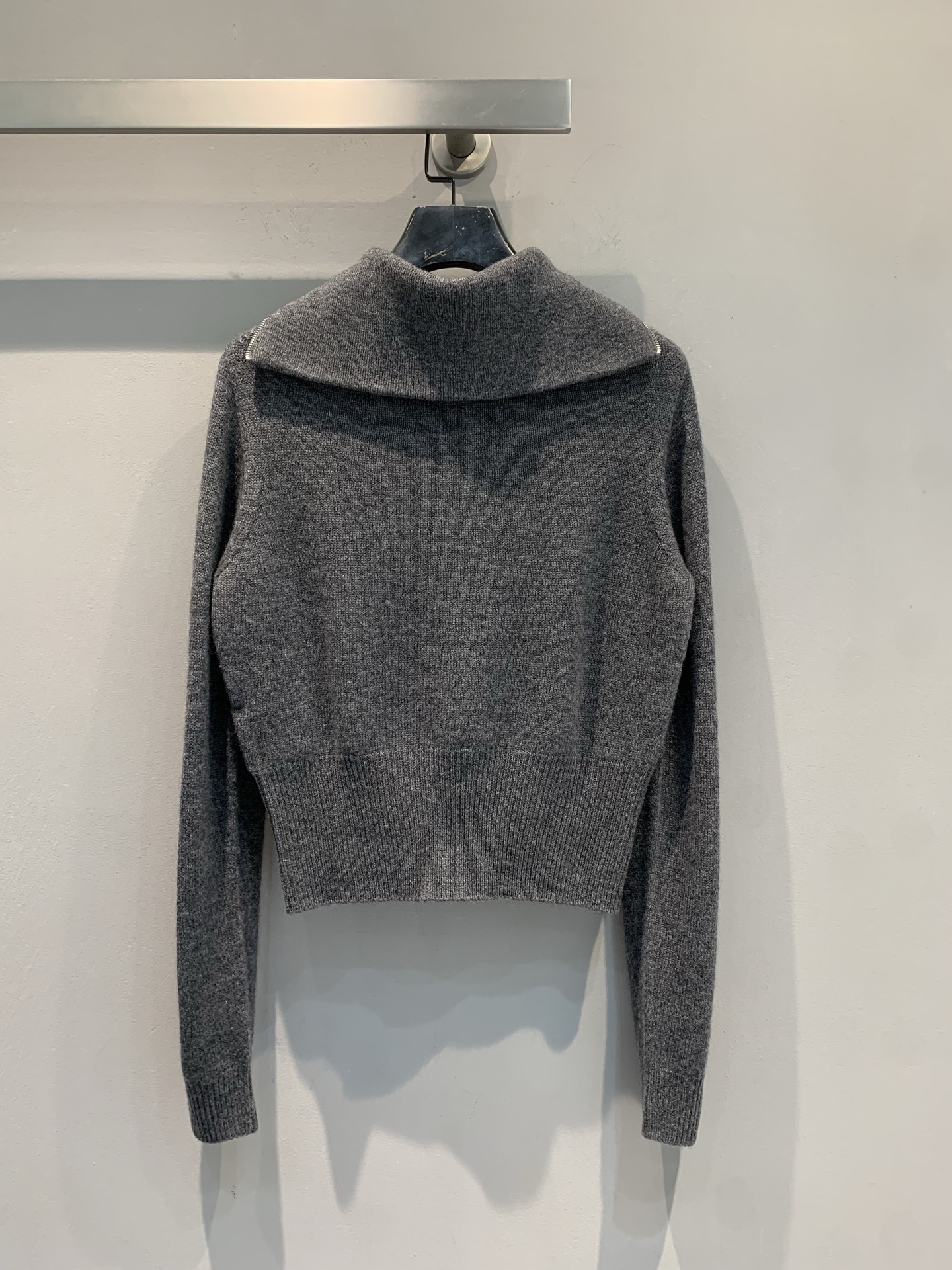 新款🔥出货啦📢 大货实拍 Miumi*2025秋冬新款石板灰半开领羊绒针织衫，选用高品质羊绒纱线，柔软亲