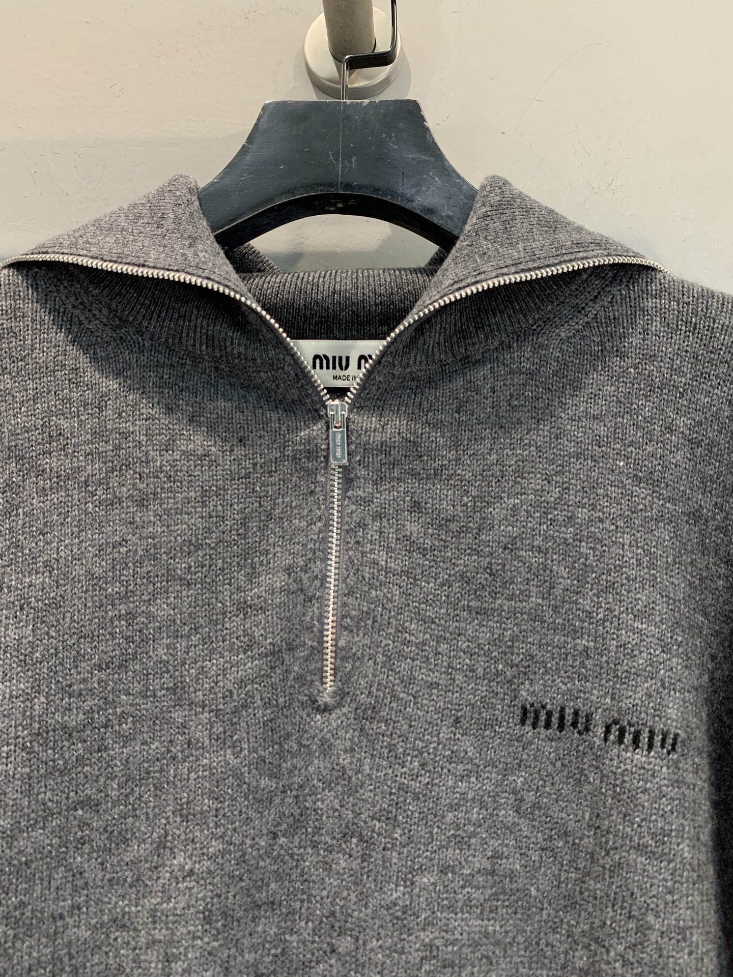 新款🔥出货啦📢 大货实拍 Miumi*2025秋冬新款石板灰半开领羊绒针织衫，选用高品质羊绒纱线，柔软亲