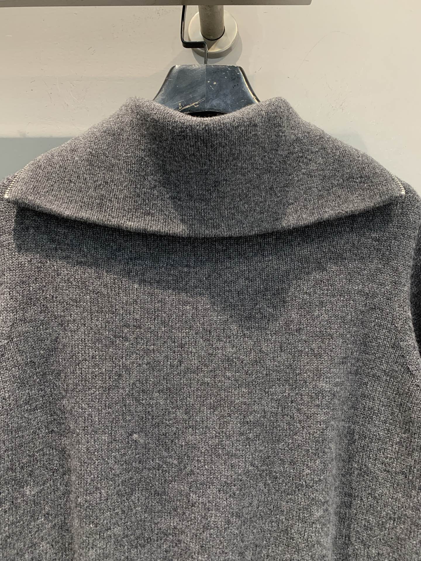 新款🔥出货啦📢 大货实拍 Miumi*2025秋冬新款石板灰半开领羊绒针织衫，选用高品质羊绒纱线，柔软亲