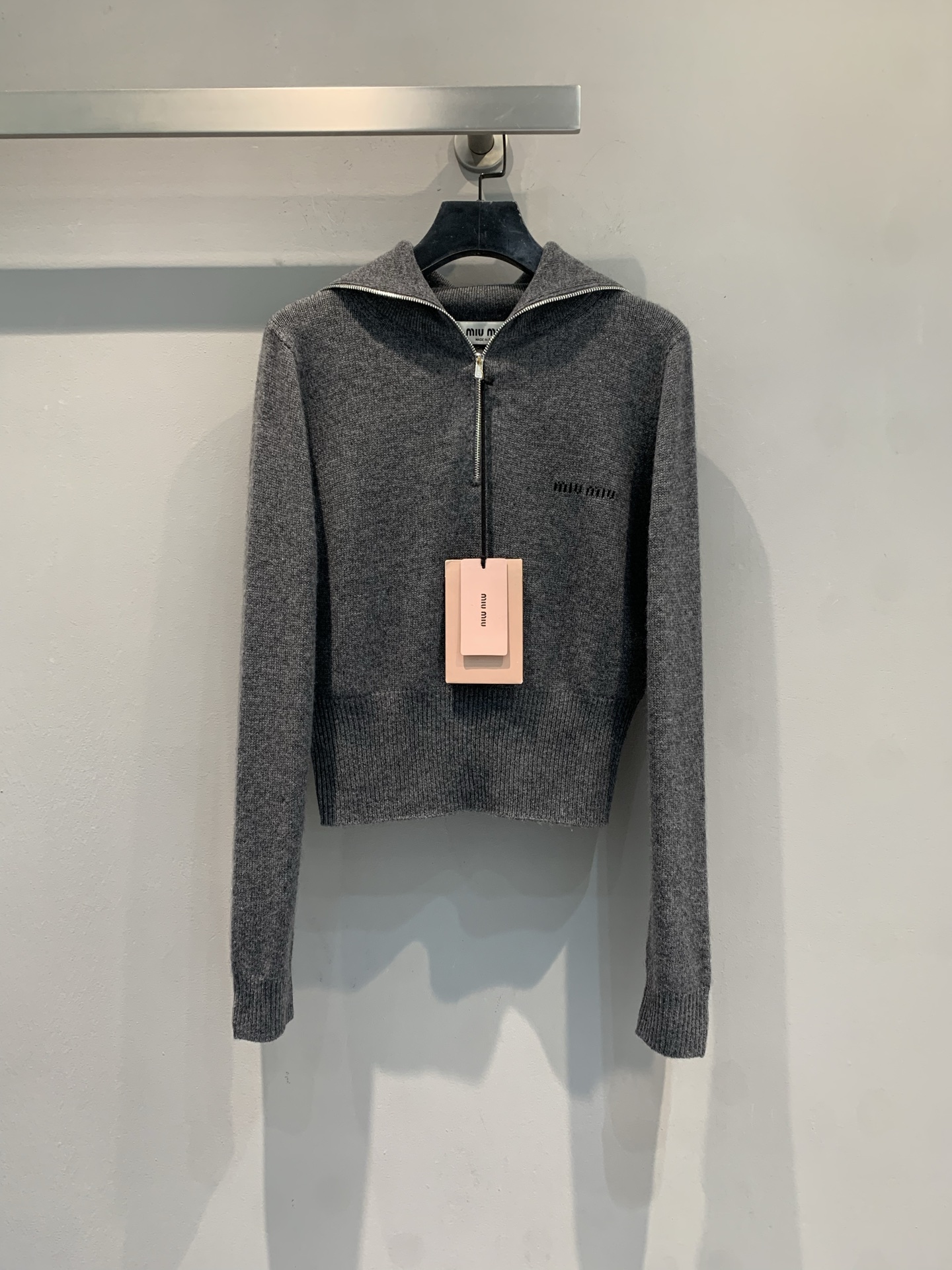 NO:560982,The new model is on the way. Actual shots of large quantities.  Miumi*2025 new autumn and winter slate gray half-open collar cashmere sweater is made of high-quality cashmere yarn, soft and skin-friendly and warm. The half-zip + navy style sailor shawl collar is practical and stylish, and can be worn in spring, autumn and early winter~ The floral yarn craftsmanship makes the fabric more three-dimensional, and the waisted short version looks slimmer and younger. Pair it with high-waisted pants or skirts to easily get a girly style. It is suitable for daily commuting and leisure, comfortable and textured!  Code numberSML,,miumiu,skirts,shawls,alexander wang19860909新款出货啦M大货实拍 Miumi*2025秋冬新款石板灰半开领羊绒针织衫,选用高品质羊绒纱线,柔软亲肤又保暖.半拉链+海军风水手披肩领,实用又有设计感,春秋初冬都能穿~花纱工艺让面料更有立体感,收腰短款版型显瘦又减龄,搭配高腰裤或裙装,轻松get少女感穿搭风格.日常通勤、休闲都很适合,舒适又有质感! 码数SML,,miumiu,skirts,shawls,alexander wang,Women's clothing