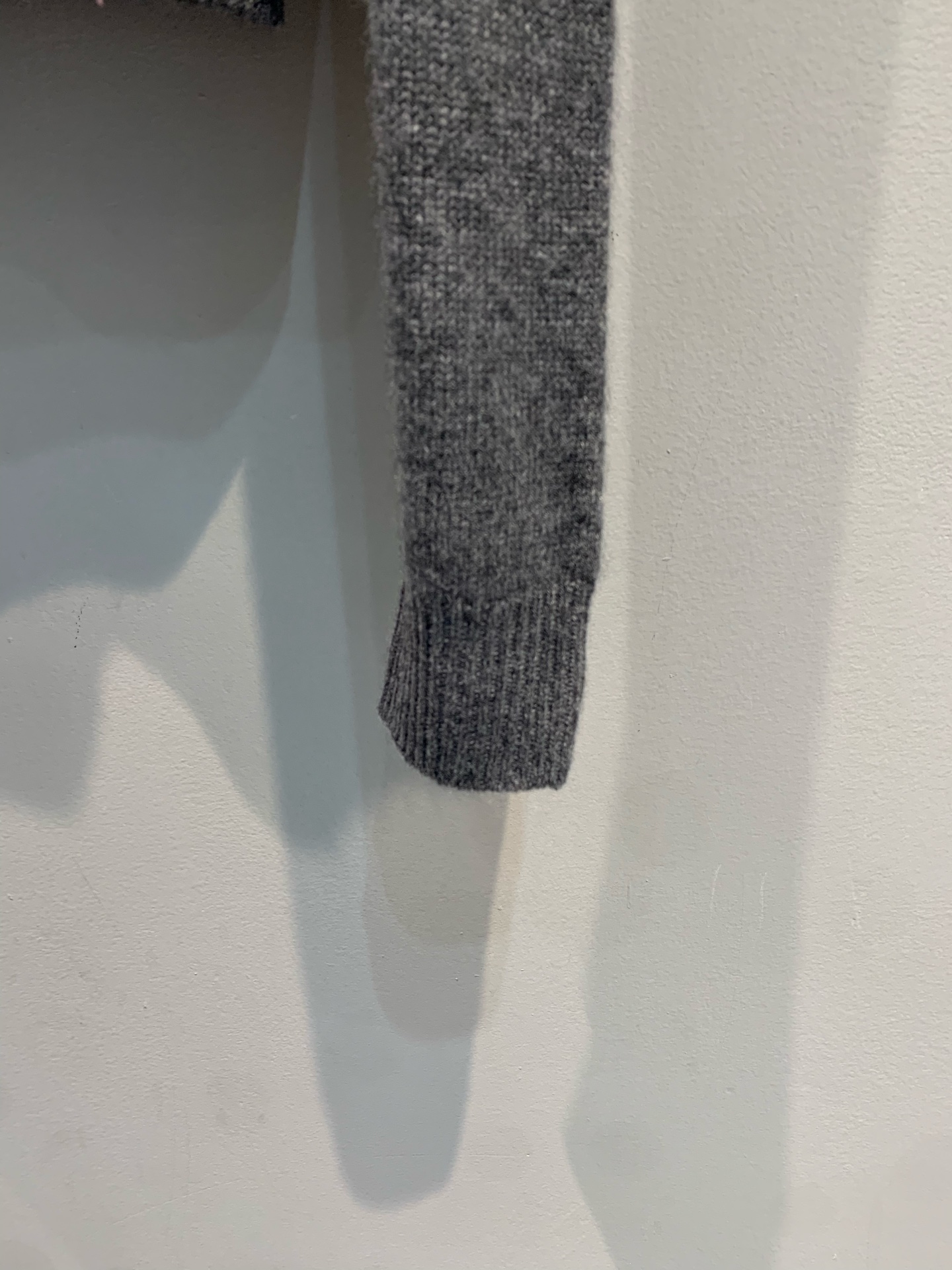 新款🔥出货啦📢 大货实拍 Miumi*2025秋冬新款石板灰半开领羊绒针织衫，选用高品质羊绒纱线，柔软亲