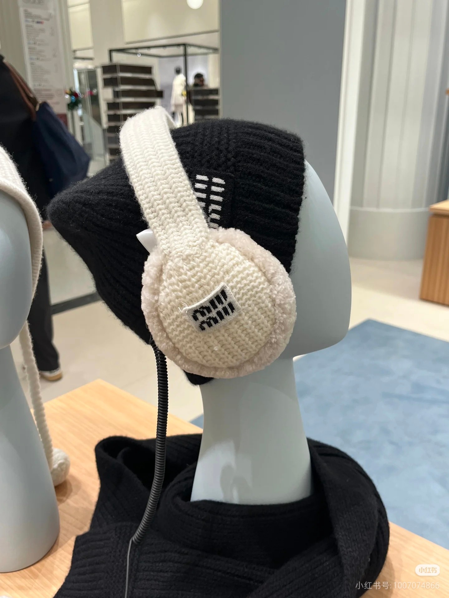 新款🔥出货啦📢 Miumi*2025秋冬新款针织毛绒耳罩。采用米白色针织+柔软毛绒内里，保暖又舒适，冬天