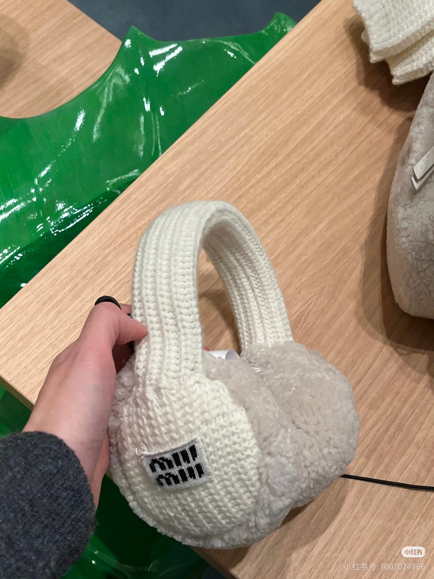 新款🔥出货啦📢 Miumi*2025秋冬新款针织毛绒耳罩。采用米白色针织+柔软毛绒内里，保暖又舒适，冬天