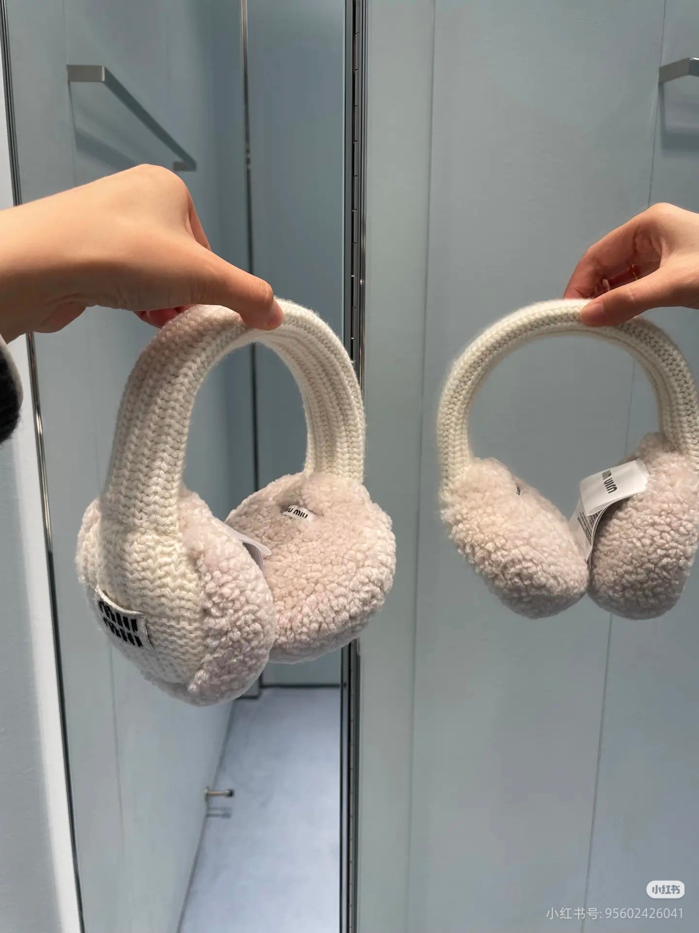 新款🔥出货啦📢 Miumi*2025秋冬新款针织毛绒耳罩。采用米白色针织+柔软毛绒内里，保暖又舒适，冬天