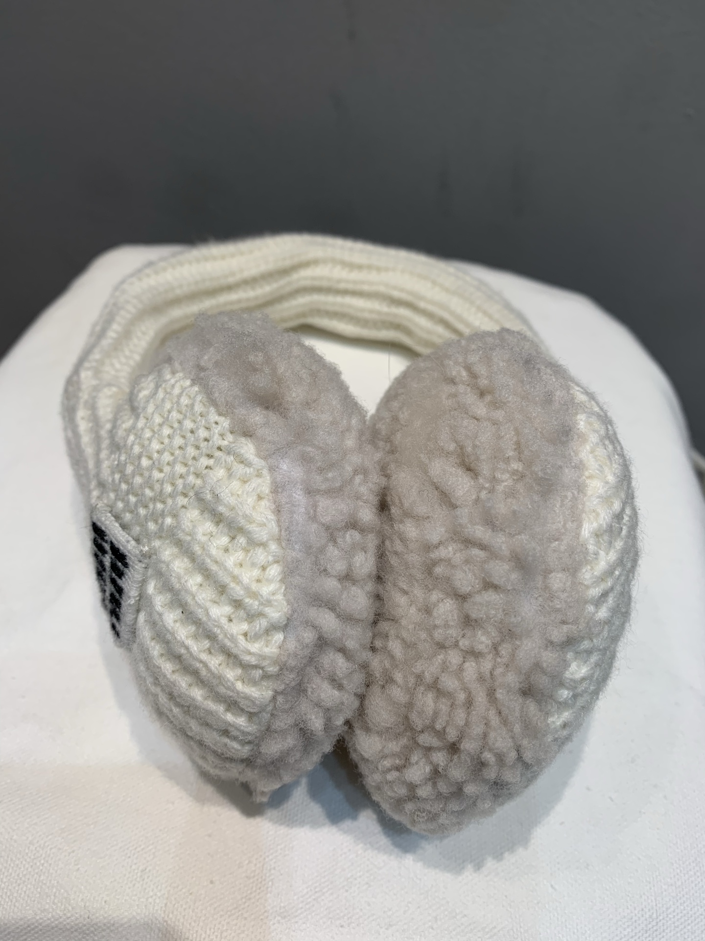 新款🔥出货啦📢 Miumi*2025秋冬新款针织毛绒耳罩。采用米白色针织+柔软毛绒内里，保暖又舒适，冬天