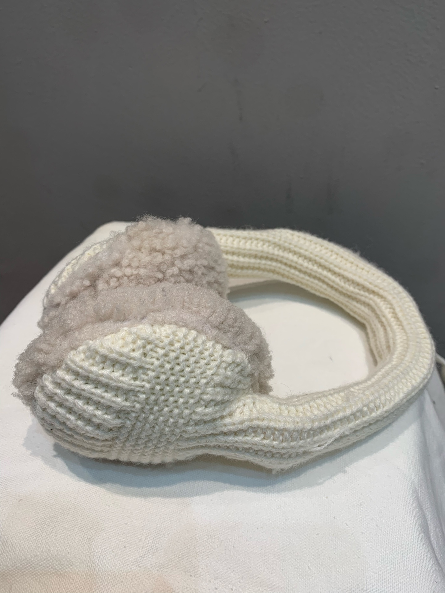 新款🔥出货啦📢 Miumi*2025秋冬新款针织毛绒耳罩。采用米白色针织+柔软毛绒内里，保暖又舒适，冬天