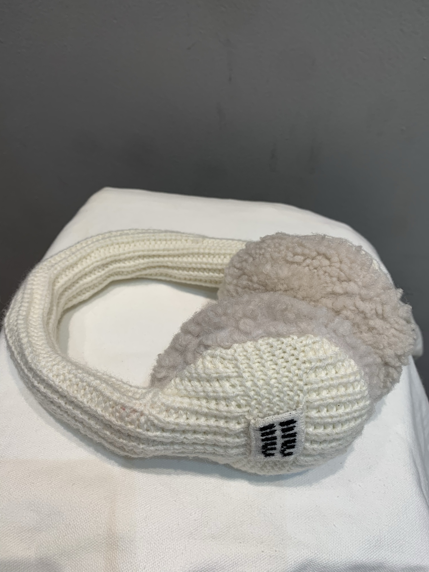 NO:561007,New model shipped. MMiumi* 2025 new autumn and winter knitted plush earmuffs. Made of off-white knitted + soft plush lining, warm and comfortable, perfect for winter! The headband is adjustable, suitable for various head shapes, and is stable to wear and not easy to fall off. There are  Brand logo, perfect details. Built-in wire control, it is very convenient to connect to the mobile phone to listen to music and make calls. It can be used for commuting, outdoors, and at home. It has both warmth and audio functions, making it a practical item for travel in winter. One size fits all, miumiu, alexander  wang19860909新款出货啦MMiumi*2025秋冬新款针织毛绒耳罩.采用米白色针织+柔软毛绒内里,保暖又舒适,冬天戴超合适!头梁可调节,适合各种头型,佩戴稳固不易掉.耳罩外侧有品牌标识,细节满分.内置线控,连接手机听歌通话都很方便□,通勤、户外、居家都能用.兼具保暖和音频功能,是冬季出行的实用好物.均码,,miumiu,alexander wang,Women's clothing