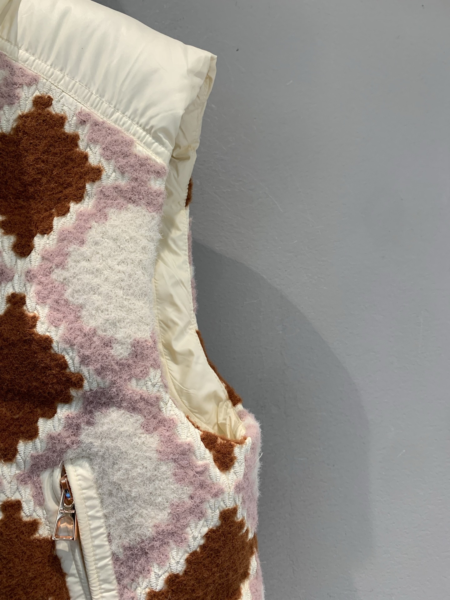 新款🔥出货啦📢 大货实拍 Moncle*2025秋冬新款立领彩织菱格纹羽绒马甲，奶油白+粉棕菱格纹，绵羊