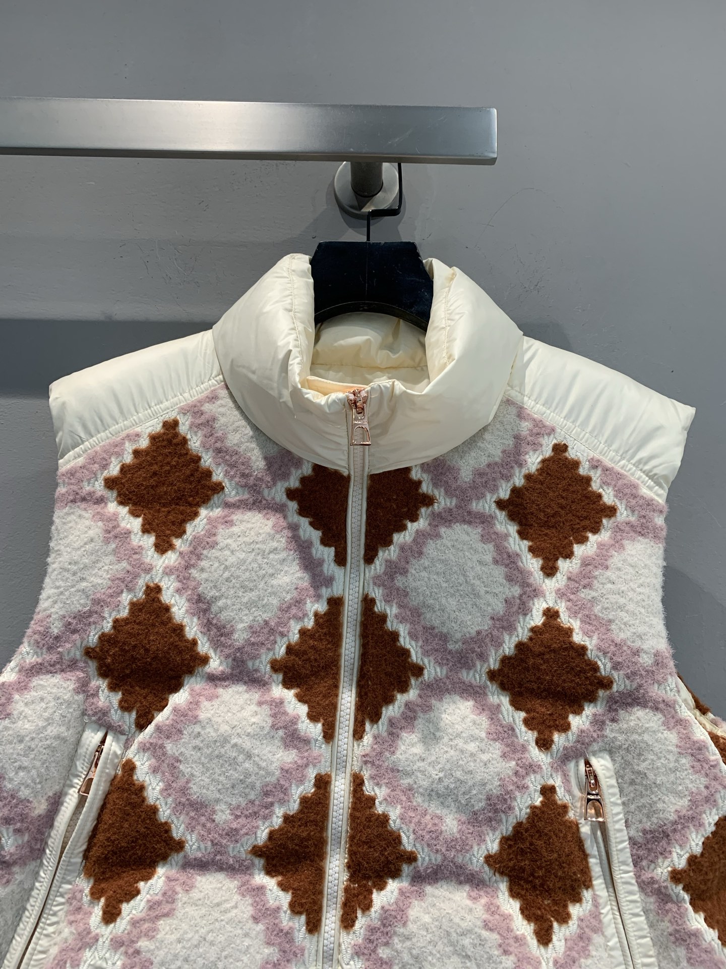 新款🔥出货啦📢 大货实拍 Moncle*2025秋冬新款立领彩织菱格纹羽绒马甲，奶油白+粉棕菱格纹，绵羊