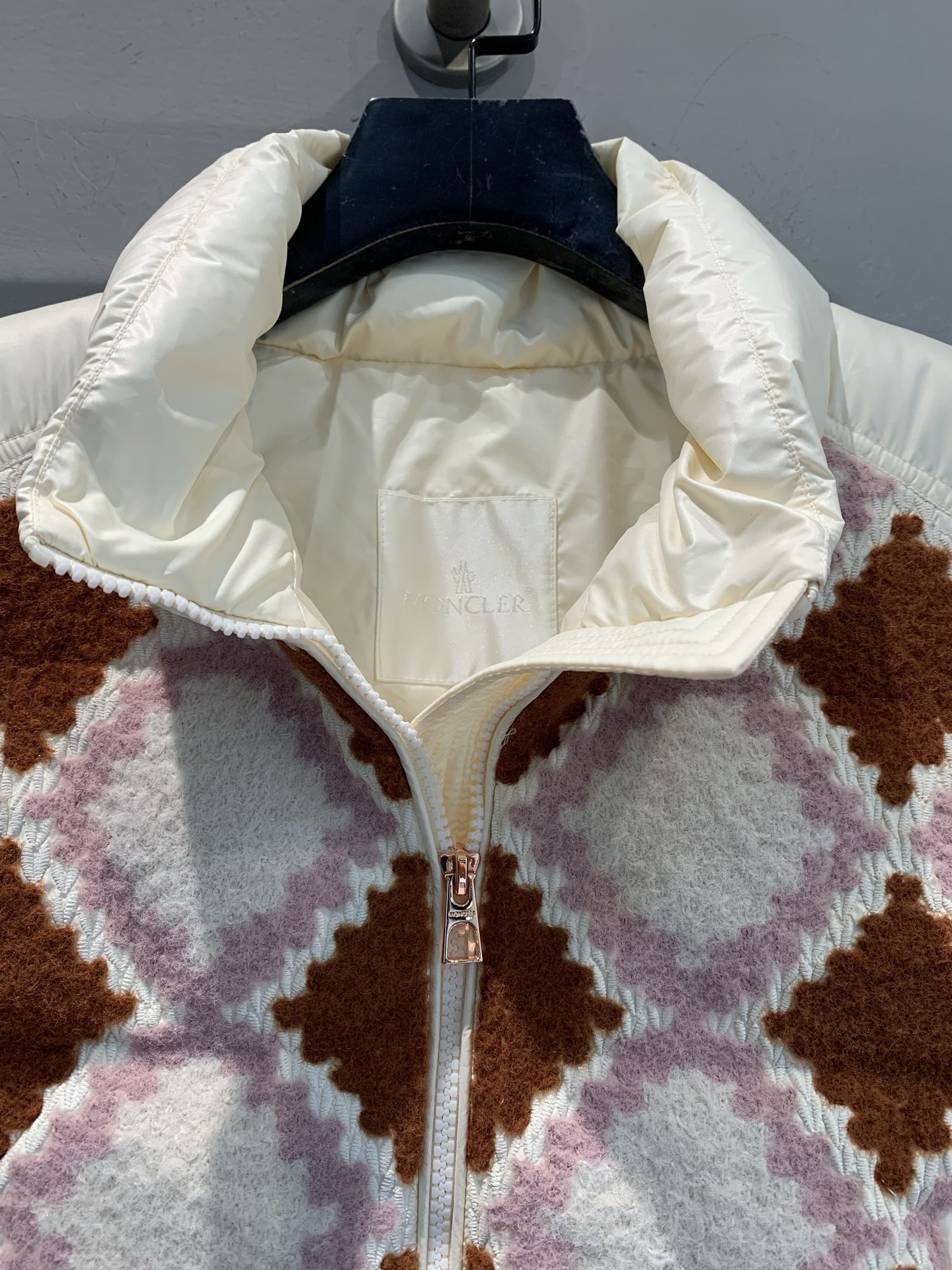 新款🔥出货啦📢 大货实拍 Moncle*2025秋冬新款立领彩织菱格纹羽绒马甲，奶油白+粉棕菱格纹，绵羊