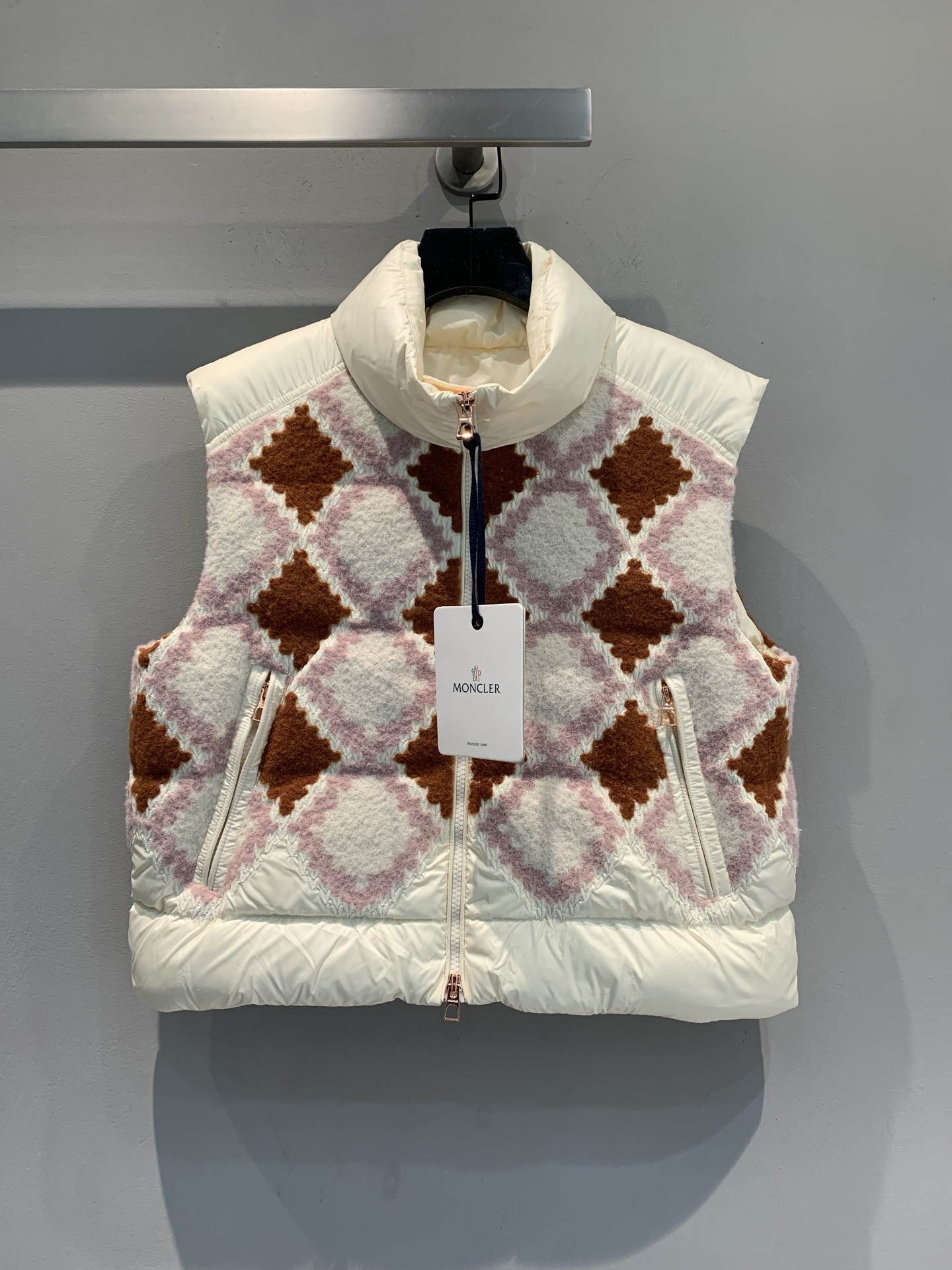 NO:561010,Equipped with dust bag, the new model has shipped. M Real photos of the goods. Moncle*2025 new autumn and winter stand-up collar colorful woven rhombus pattern down vest, cream white + pink brown rhombus pattern, soft and fluffy sheep wool outer layer, filled with high-quality down, full warmth! Short cut + zipper design, super easy to put on and take off, suitable for layering or wearing alone in autumn and winter. The rhombus pattern is full of details, easy to control for commuting and outdoors, practical and fashionable, it is a must-have and versatile item for winter wardrobe!  Size 1 2 3,,down jacket,alexander wang19860909配防尘袋新款出货啦M大货实拍 Moncle*2025秋冬新款立领彩织菱格纹羽绒马甲,奶油白+粉棕菱格纹,绵羊毛外层柔软蓬松,填充高品质羽绒,保暖力满分!短款剪裁+拉链设计,穿脱超方便,秋冬叠穿或单穿都很OK计.菱格纹细节感十足,通勤、户外都能轻松驾驭,实用又时髦,是冬季衣橱必备百搭单品! 码数 1 2 3,,down jacket,alexander wang,Women's clothing