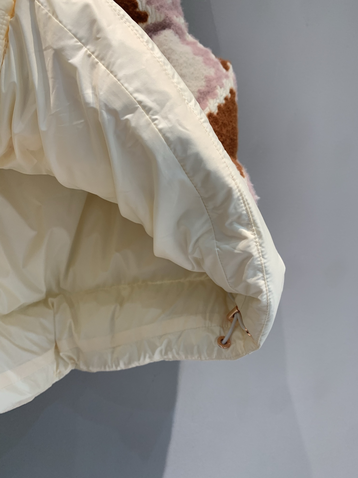 新款🔥出货啦📢 大货实拍 Moncle*2025秋冬新款立领彩织菱格纹羽绒马甲，奶油白+粉棕菱格纹，绵羊