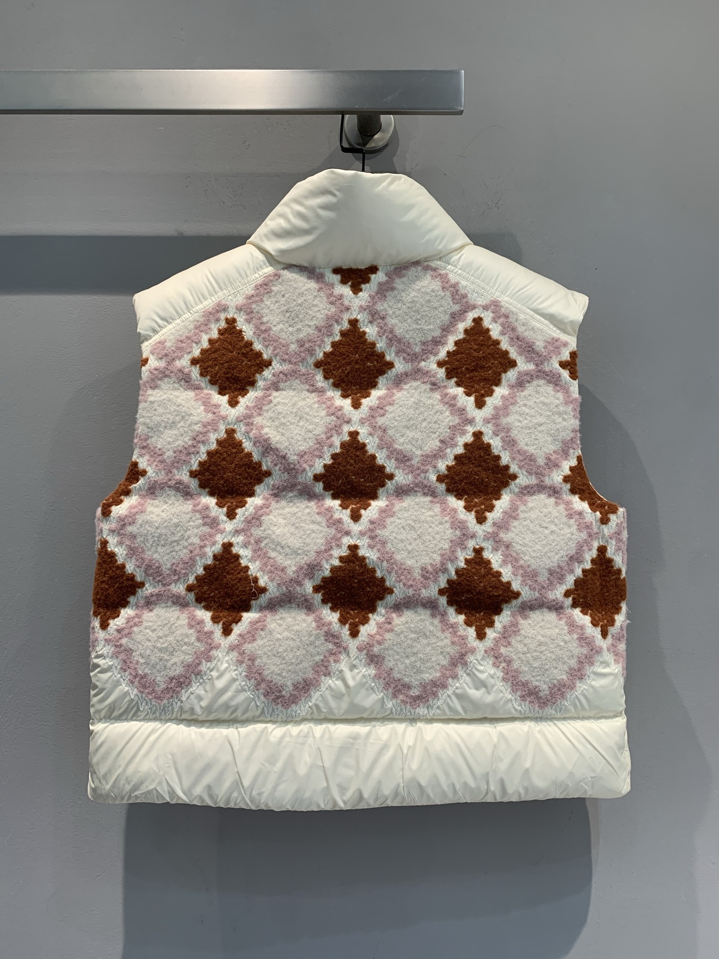 新款🔥出货啦📢 大货实拍 Moncle*2025秋冬新款立领彩织菱格纹羽绒马甲，奶油白+粉棕菱格纹，绵羊