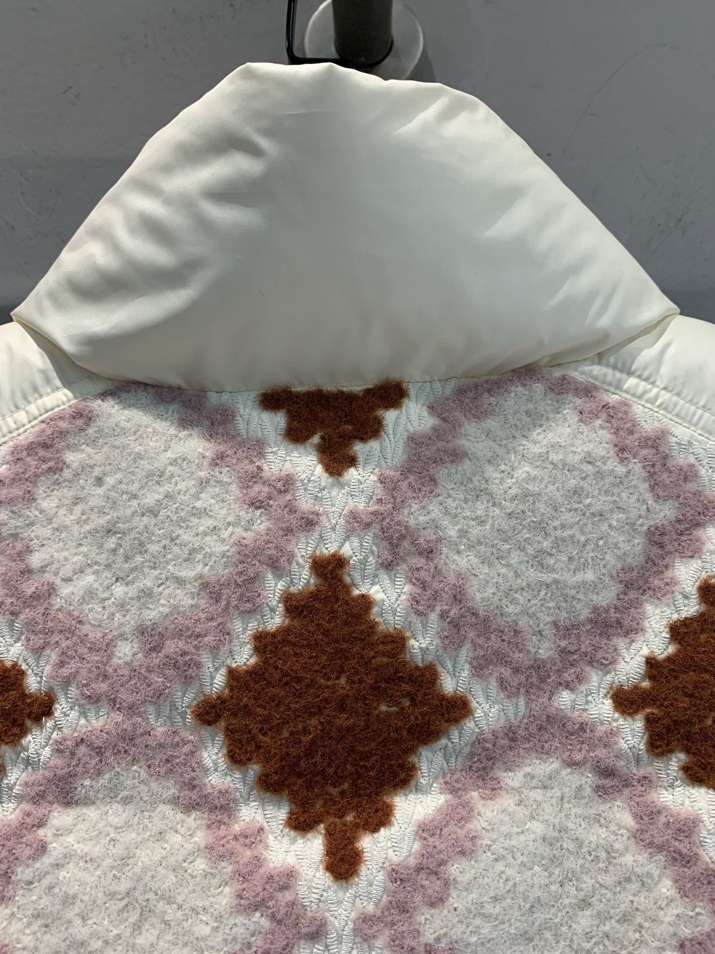 新款🔥出货啦📢 大货实拍 Moncle*2025秋冬新款立领彩织菱格纹羽绒马甲，奶油白+粉棕菱格纹，绵羊