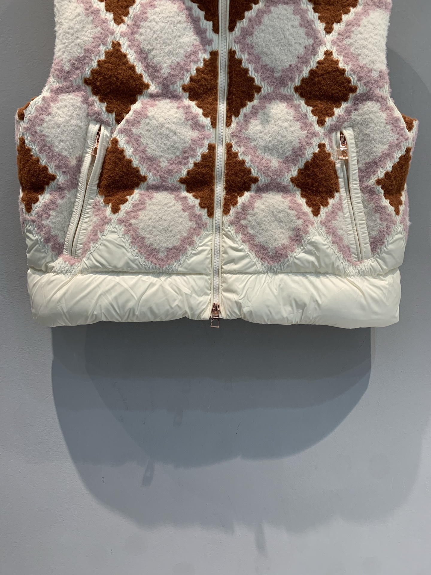 新款🔥出货啦📢 大货实拍 Moncle*2025秋冬新款立领彩织菱格纹羽绒马甲，奶油白+粉棕菱格纹，绵羊