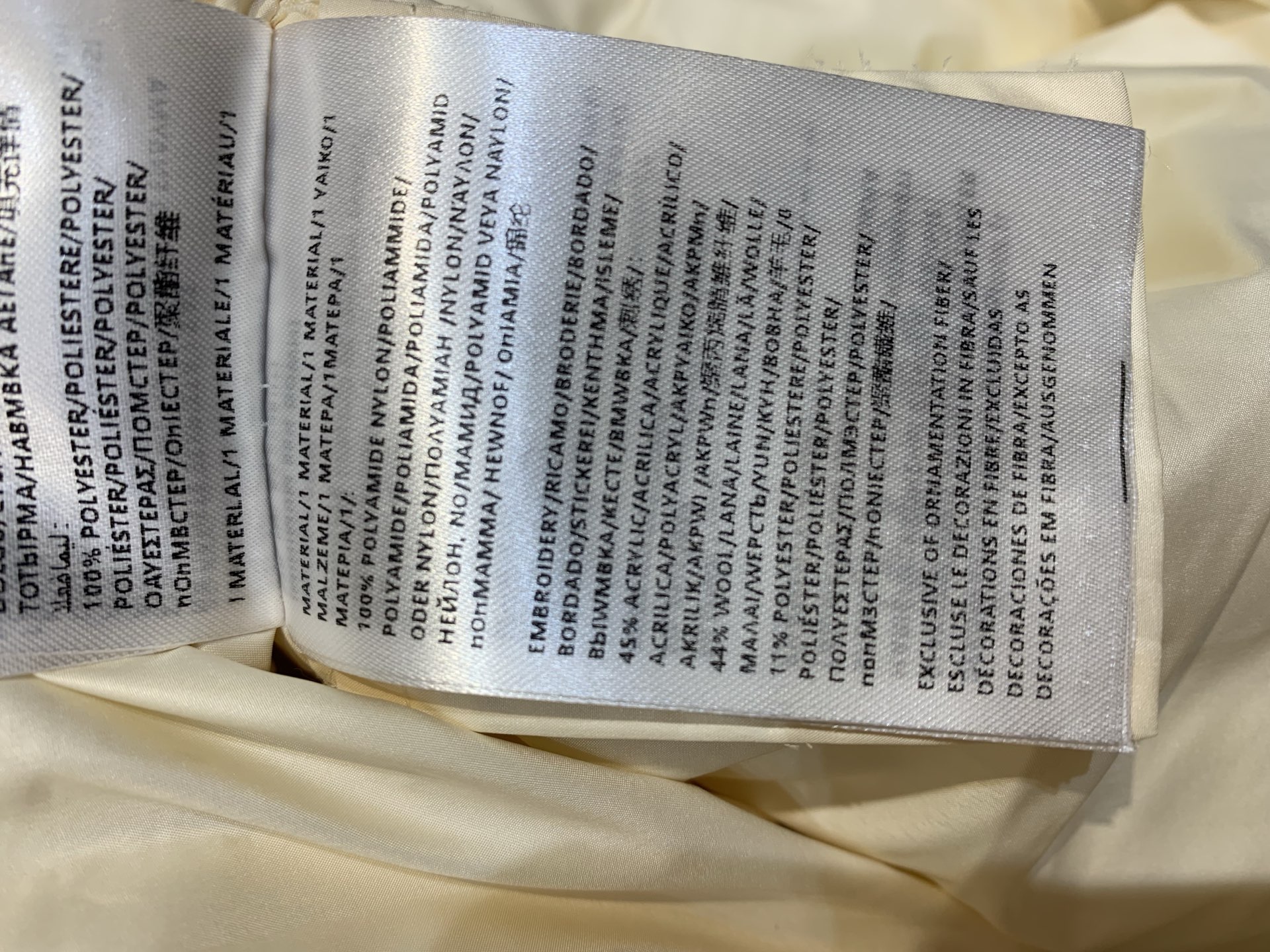 新款🔥出货啦📢 大货实拍 Moncle*2025秋冬新款立领彩织菱格纹羽绒马甲，奶油白+粉棕菱格纹，绵羊