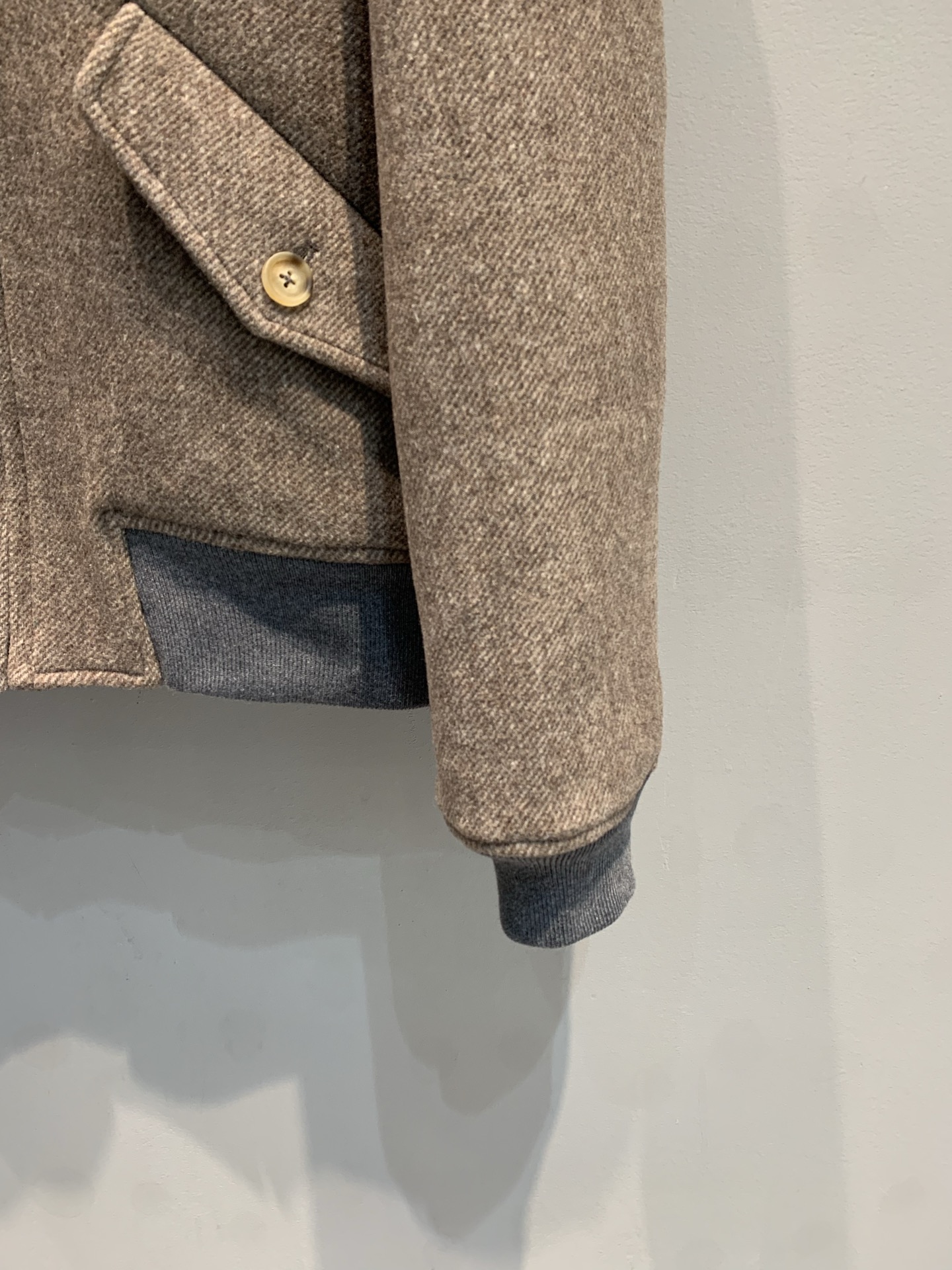 新款🔥出货啦📢 大货实拍 Miumi*2025秋冬新款时髦复古羊羔绒领毛呢外套，棕色毛呢+深灰拼接，羊羔