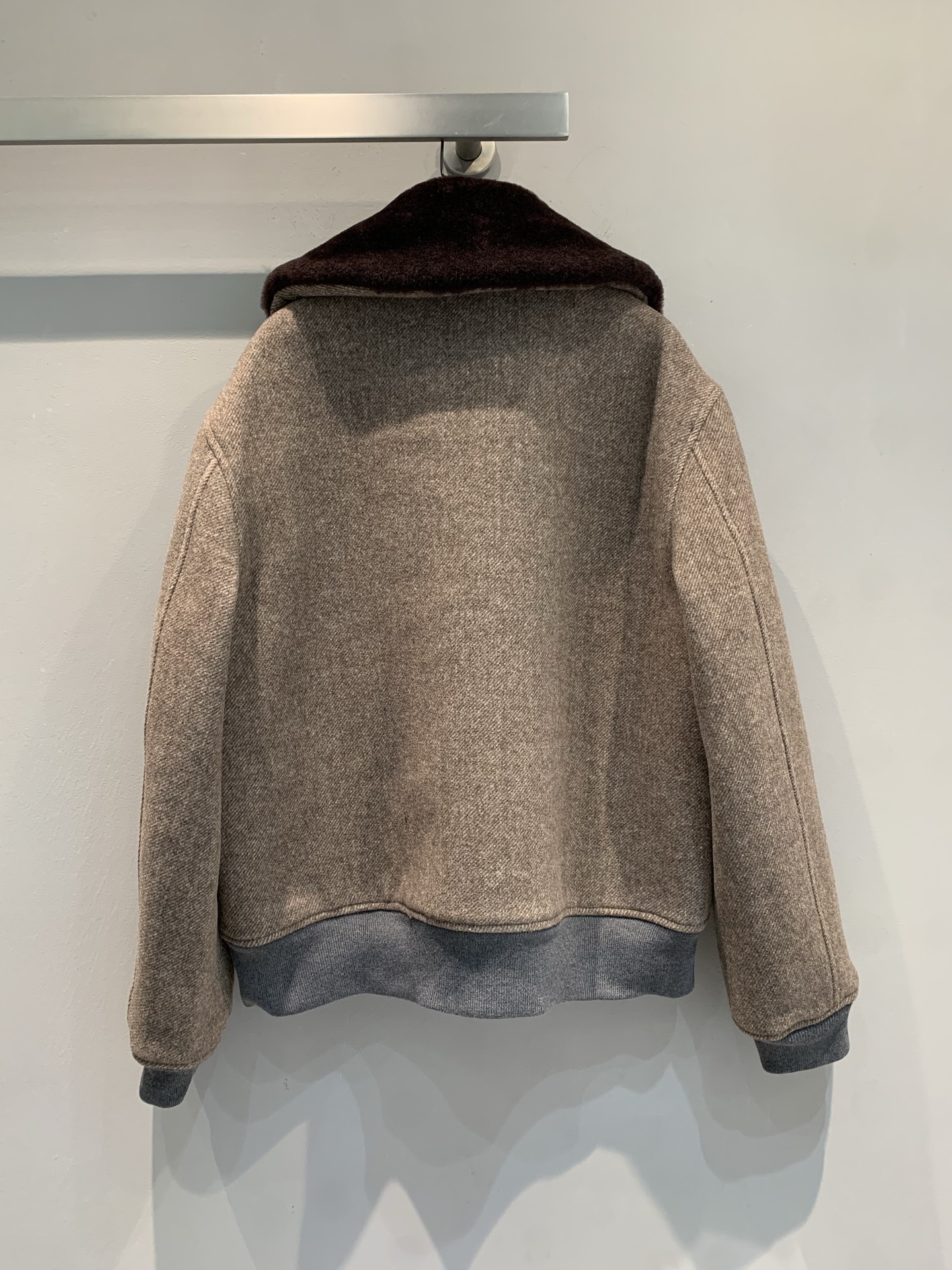 新款🔥出货啦📢 大货实拍 Miumi*2025秋冬新款时髦复古羊羔绒领毛呢外套，棕色毛呢+深灰拼接，羊羔