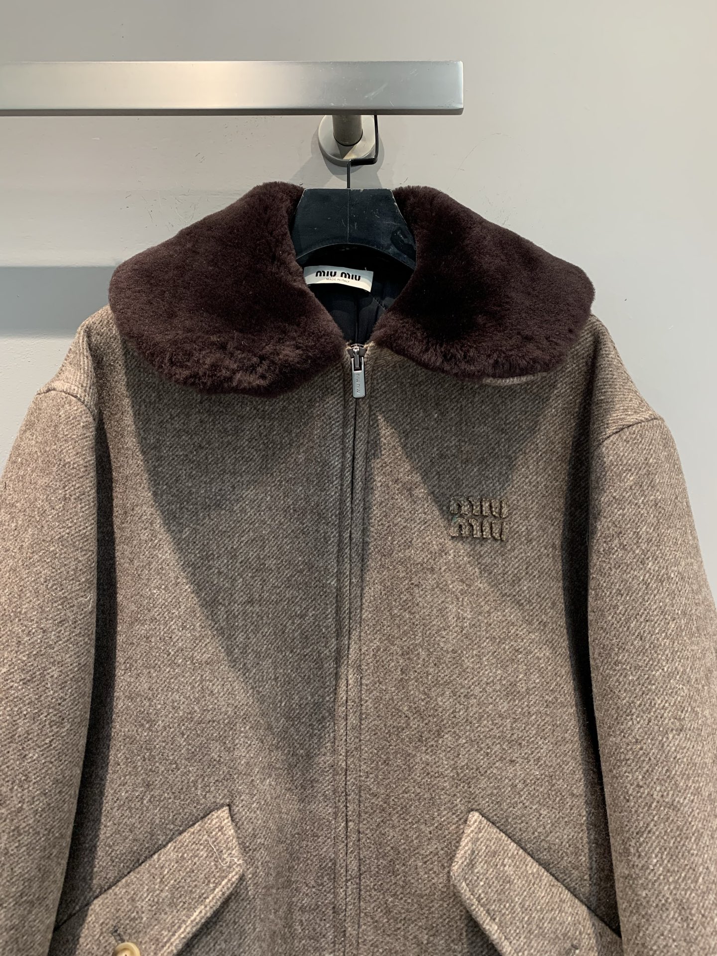 新款🔥出货啦📢 大货实拍 Miumi*2025秋冬新款时髦复古羊羔绒领毛呢外套，棕色毛呢+深灰拼接，羊羔