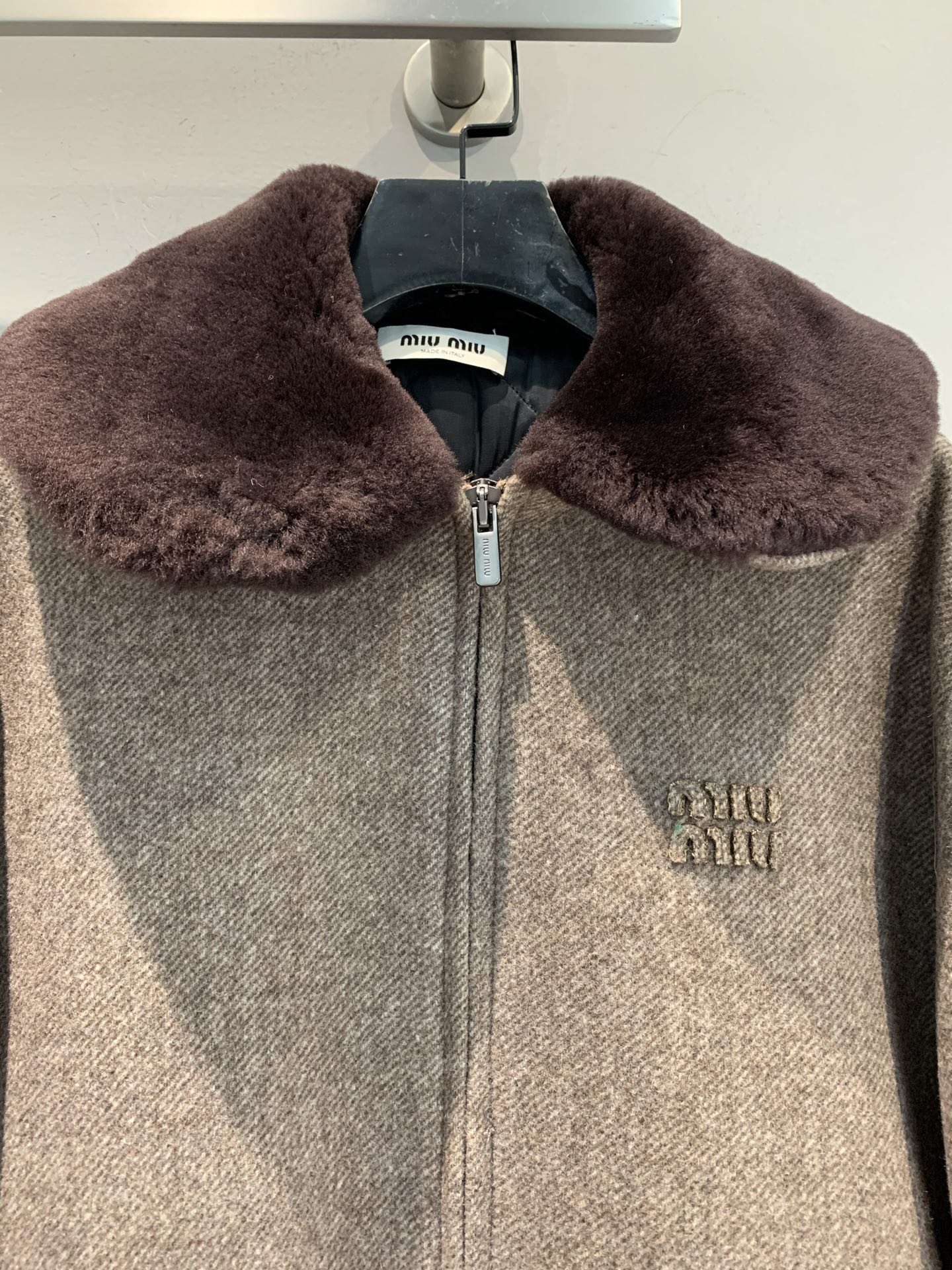 新款🔥出货啦📢 大货实拍 Miumi*2025秋冬新款时髦复古羊羔绒领毛呢外套，棕色毛呢+深灰拼接，羊羔