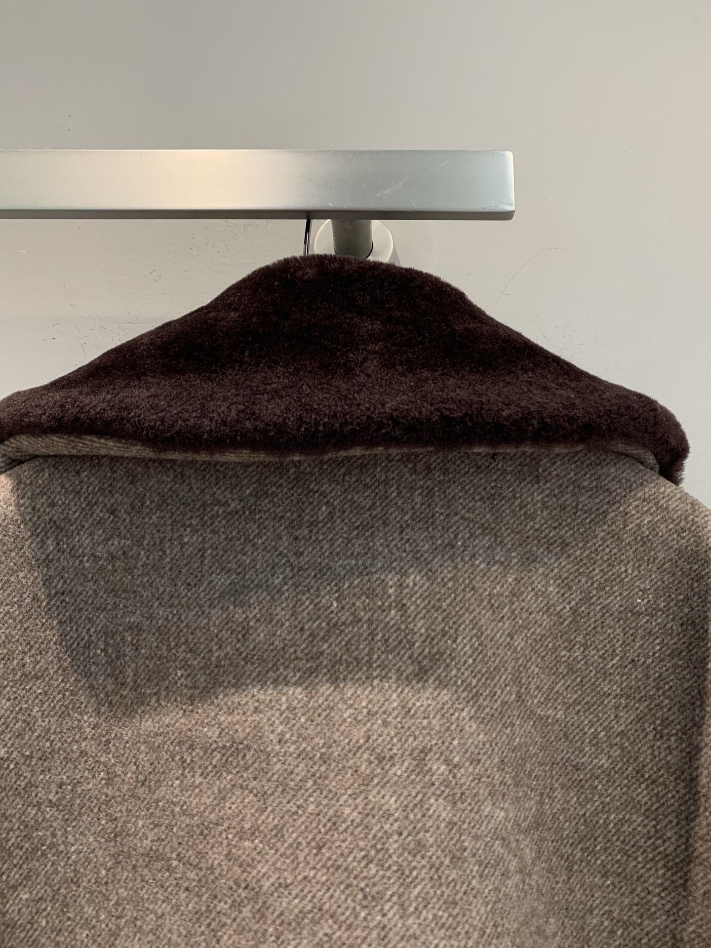 新款🔥出货啦📢 大货实拍 Miumi*2025秋冬新款时髦复古羊羔绒领毛呢外套，棕色毛呢+深灰拼接，羊羔