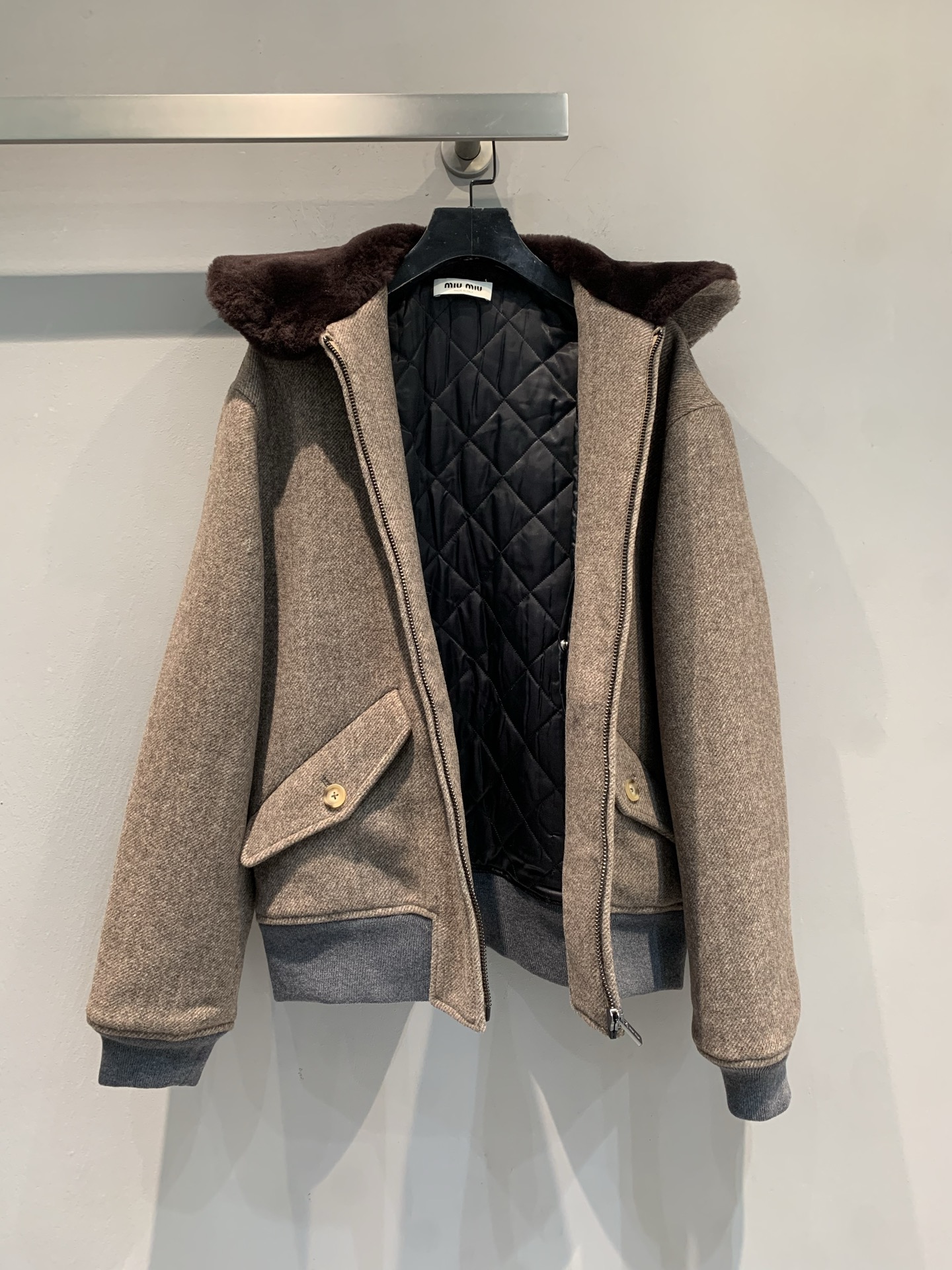 新款🔥出货啦📢 大货实拍 Miumi*2025秋冬新款时髦复古羊羔绒领毛呢外套，棕色毛呢+深灰拼接，羊羔