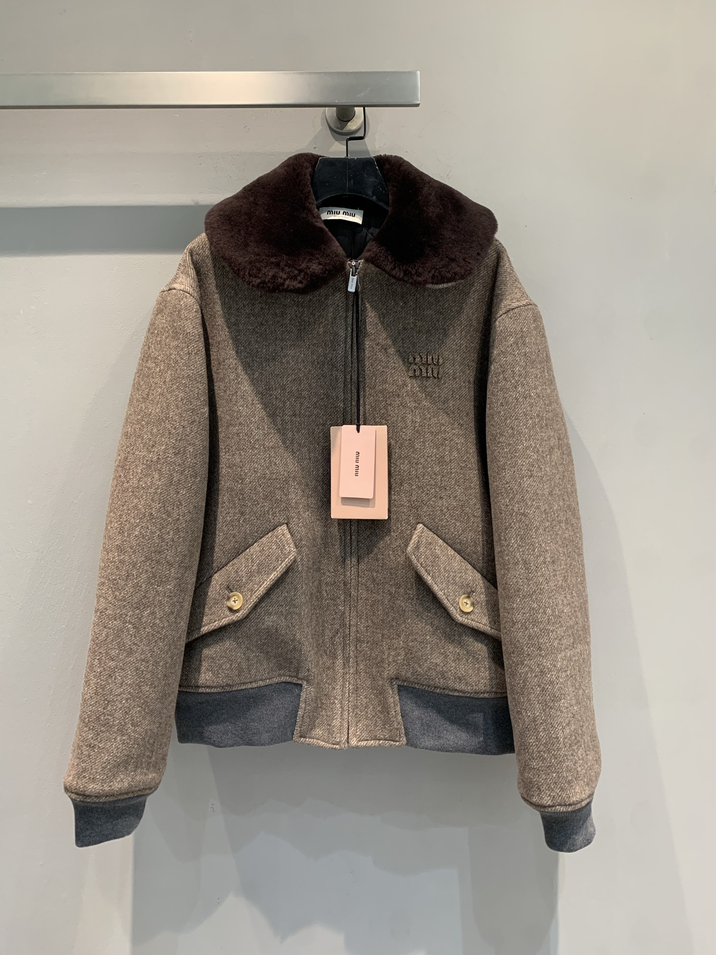 NO:561003,The new model has been shipped. Actual shot of the product. Miumi*2025 new fashionable retro sherpa collar woolen jacket for autumn and winter. Brown woolen + dark gray stitching. The sherpa lapel is super soft, warm and textured. The short zipper design and double front pockets are practical and fashionable. The combination of retro and modern makes it very atmospheric in autumn and winter. It goes well with high-neck bottoming or skirt. It can be easily used for commuting and leisure. It is a must-have and versatile item for autumn and winter wardrobes!  Size SML,,miumiu,skirts,jackets & coats,alexander wang19860909新款出货啦 大货实拍 Miumi*2025秋冬新款时髦复古羊羔绒领毛呢外套,棕色毛呢+深灰拼接,羊羔绒翻领超柔软,保暖又有质感.短款拉链设计,正面双口袋,实用又时髦.复古与现代结合,秋冬穿超有氛围感,搭配高领打底或半裙都很出彩,通勤休闲都能轻松驾驭,是秋冬衣橱必备百搭单品! 码数SML,,miumiu,skirts,jackets & coats,alexander wang,Women's clothing