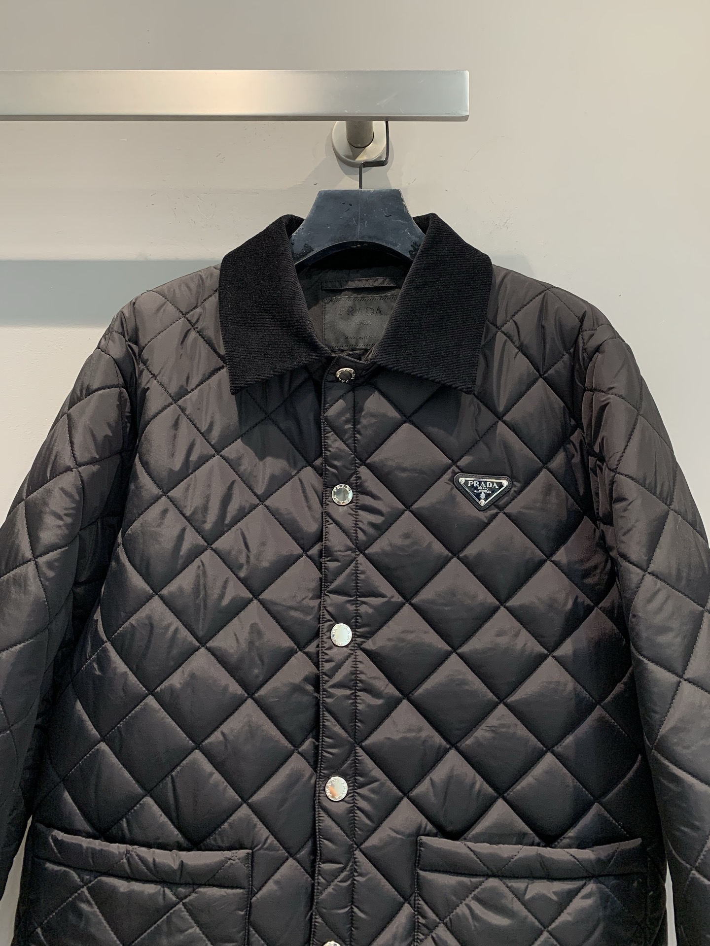 新款🔥出货啦📢 大货实拍 Prad*2025秋冬新款复古时髦丝绒领菱格纹棉服，经典设计+高品质面料，内里