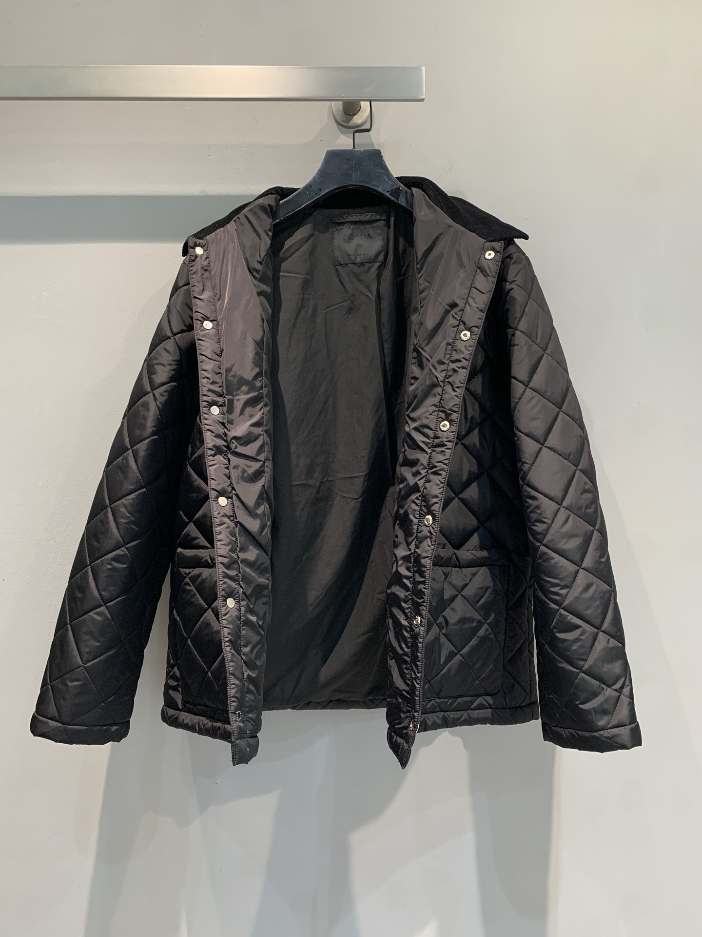 新款🔥出货啦📢 大货实拍 Prad*2025秋冬新款复古时髦丝绒领菱格纹棉服，经典设计+高品质面料，内里