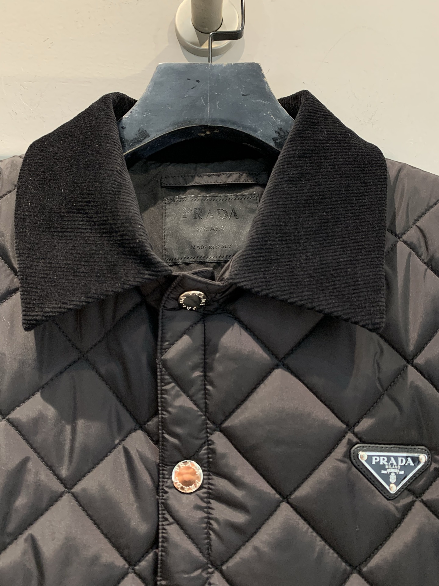 新款🔥出货啦📢 大货实拍 Prad*2025秋冬新款复古时髦丝绒领菱格纹棉服，经典设计+高品质面料，内里