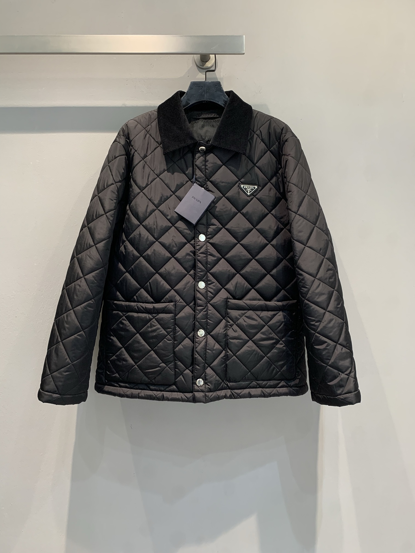 NO:562871,The new model is on the way. Actual shots of large quantities.  Prad*2025 new autumn and winter retro fashionable velvet collar rhombus cotton jacket, classic design + high-quality fabrics, filled with soft cotton inside, full of warmth! The outer layer is made of regenerated nylon, environmentally friendly and durable, and the lapel is spliced with plush, which makes it super atmospheric for autumn and winter wear. The front snap button design is easy to put on and take off, it is OK to layer sweatshirts or sweaters, and can be used for business and leisure. Practical and fashionable, it is a must-have and versatile item for autumn and winter wardrobes!  Size SML,,prada,hoodie,sweatshirts,sweaters,alexander wang19860909新款出货啦M大货实拍 Prad*2025秋冬新款复古时髦丝绒领菱格纹棉服,经典设计+高品质面料,内里填充柔软棉料,保暖力满分!外层再生尼龙材质,环保又耐用,翻领拼接毛绒,秋冬穿超有氛围感慕.正面按扣设计,穿脱方便,叠穿卫衣或毛衣都很OK,商务休闲都能驾驭计.实用又时髦,是秋冬衣橱必备百搭单品! 码数SML,,prada,hoodie,sweatshirts,sweaters,alexander wang,Women's clothing