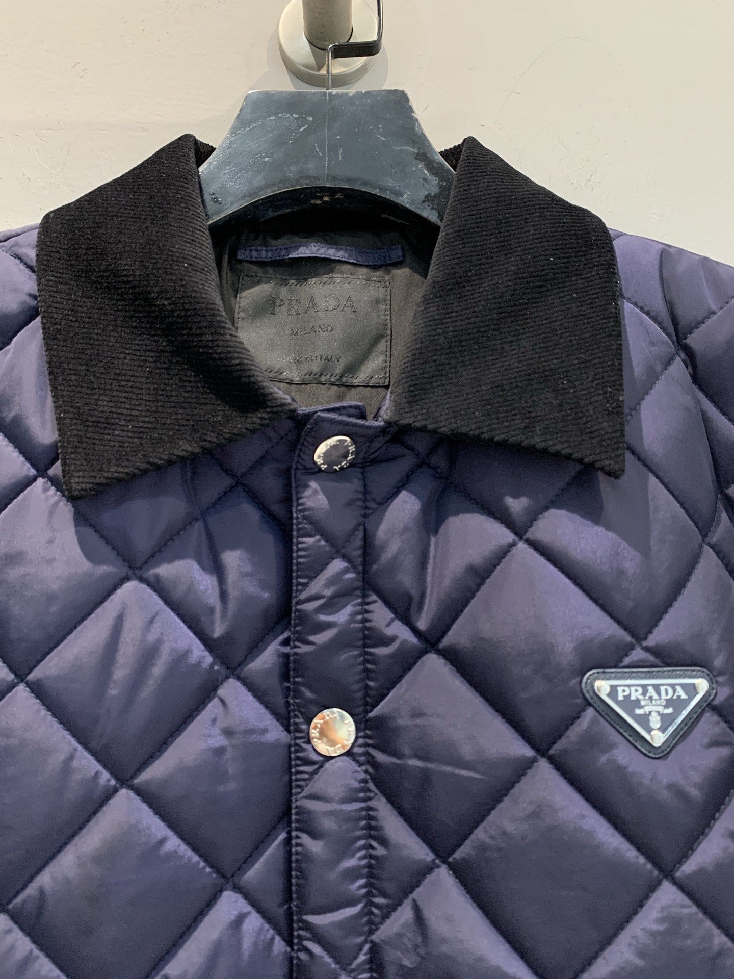 新款🔥出货啦📢 大货实拍 Prad*2025秋冬新款复古时髦丝绒领菱格纹棉服，经典设计+高品质面料，内里