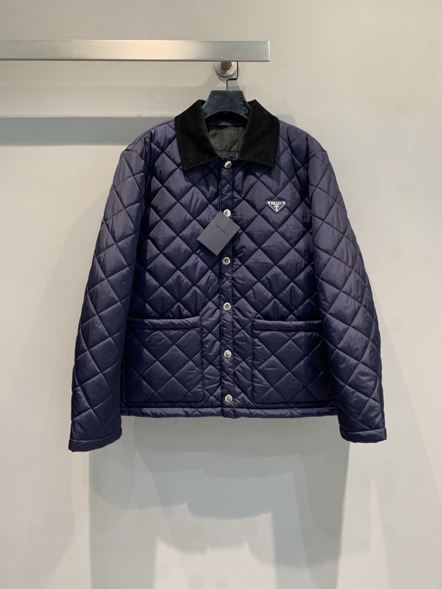 NO:562876,The new model is out. M real shots of large quantities.  Prad*2025 new autumn and winter retro fashionable velvet collar rhombus cotton jacket, classic design + high-quality fabrics, filled with soft cotton inside, full of warmth! The outer layer is made of regenerated nylon, environmentally friendly and durable, and the lapel is spliced with plush, which makes it super atmospheric for autumn and winter wear. The front snap button design is easy to put on and take off, it is OK to layer sweatshirts or sweaters, and can be used for business and leisure. Practical and fashionable, it is a must-have and versatile item for autumn and winter wardrobes!  Size SML,,prada,hoodie,sweatshirts,sweaters,alexander wang19860909新款出货啦M 大货实拍 Prad*2025秋冬新款复古时髦丝绒领菱格纹棉服,经典设计+高品质面料,内里填充柔软棉料,保暖力满分!外层再生尼龙材质,环保又耐用,翻领拼接毛绒,秋冬穿超有氛围感慕.正面按扣设计,穿脱方便,叠穿卫衣或毛衣都很OK,商务休闲都能驾驭计.实用又时髦,是秋冬衣橱必备百搭单品! 码数SML,,prada,hoodie,sweatshirts,sweaters,alexander wang,Women's clothing